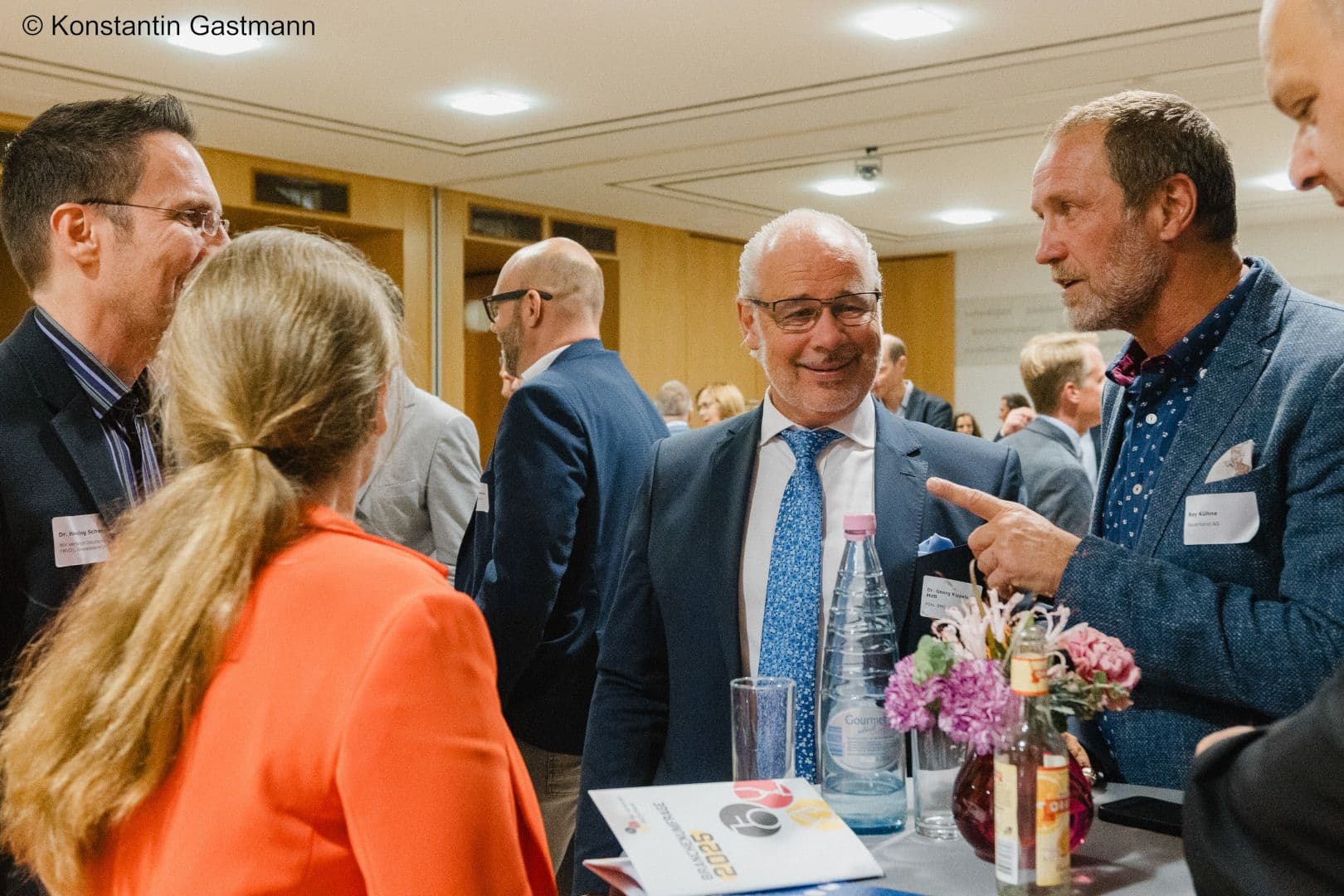 Ein gut gelaunter BMG-Staatssekretär Georg Kippels (M.)