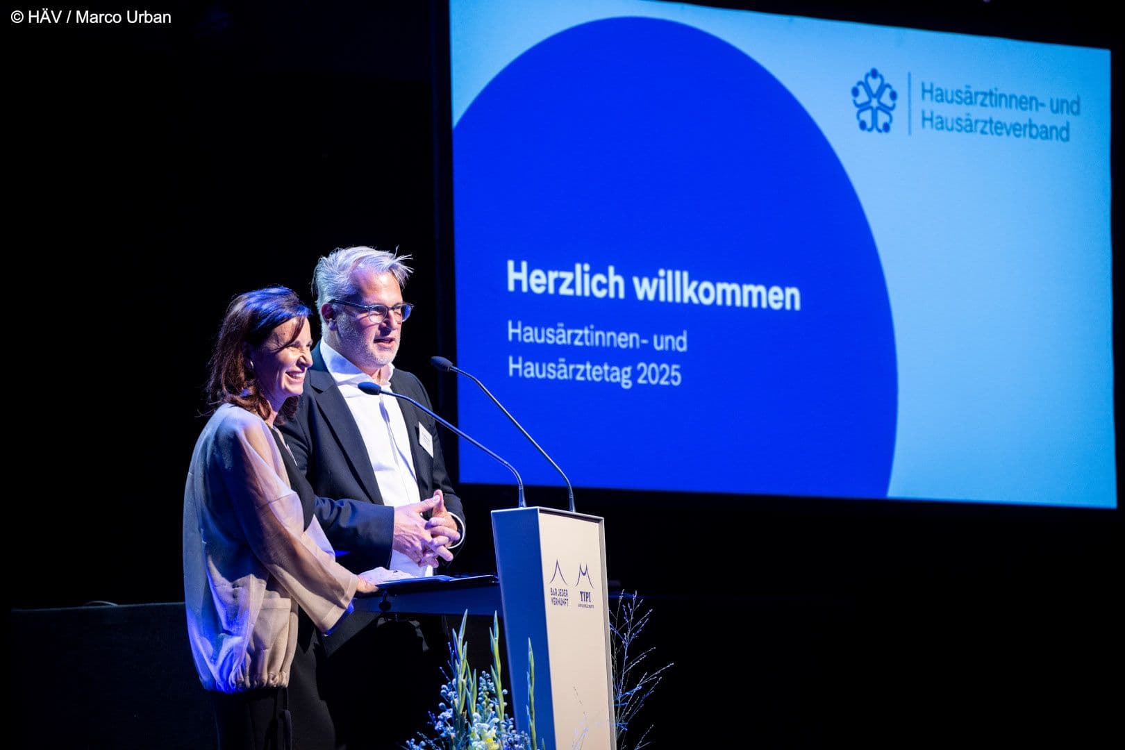 Die gut gelaunten Bundesvorsitzenden Nicola Buhlinger-Göpfarth und Markus Beier bei der Eröffnung des Gesellschaftsabends des Hausärztinnen- und Hausärzteverbandes