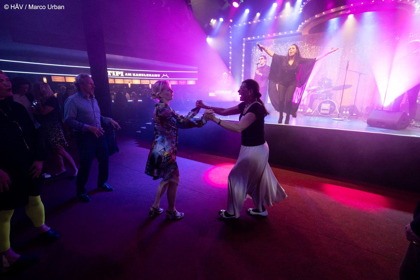 Ausgelassen tanzen zur Musik der KKCB – King Kamehameha Club Band