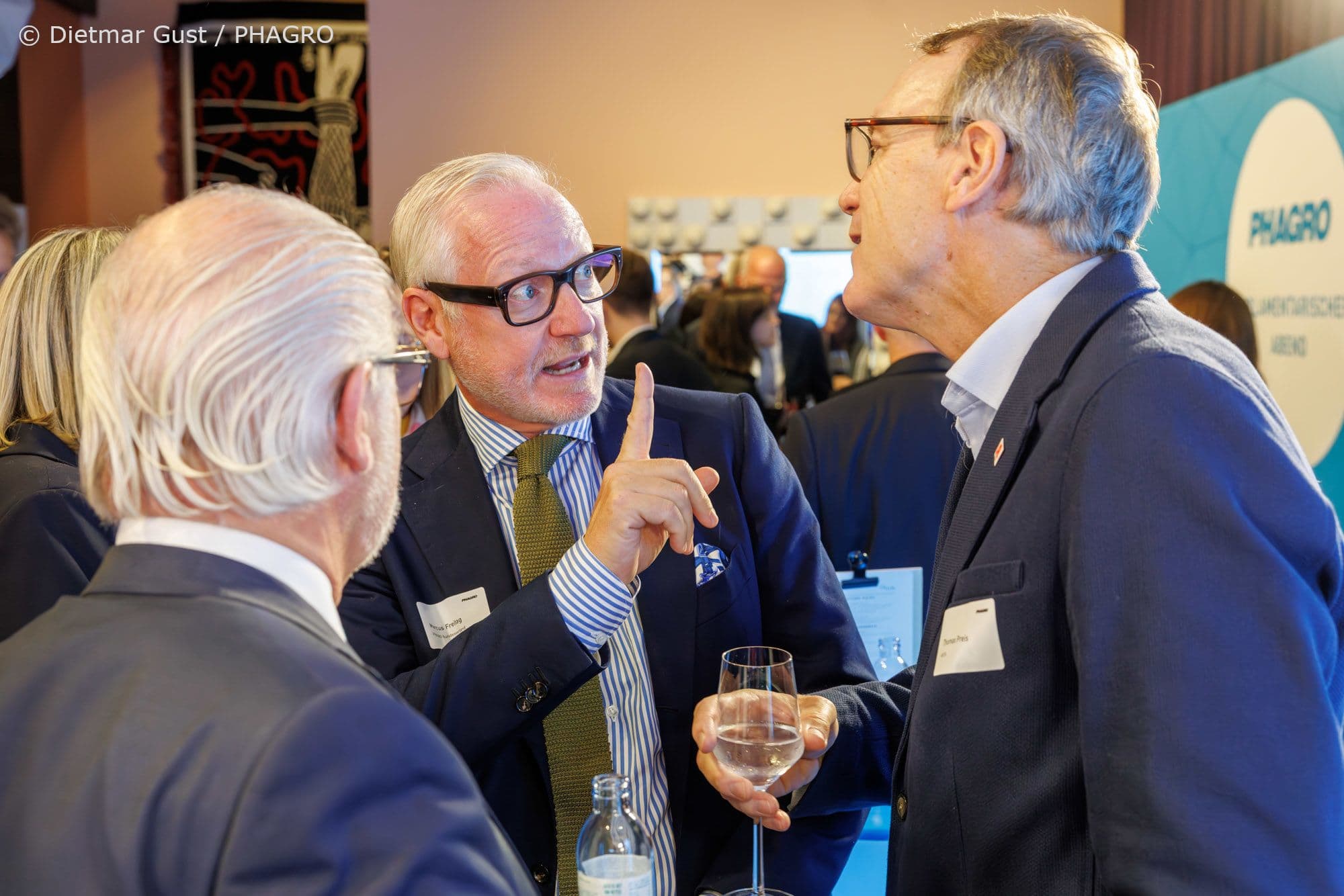 Obacht von Marcus Freitag (PHAGRO) (M.) an Thomas Preis (ABDA) (r.) mit BMG-Staatssekretär Georg Kippels (l.)