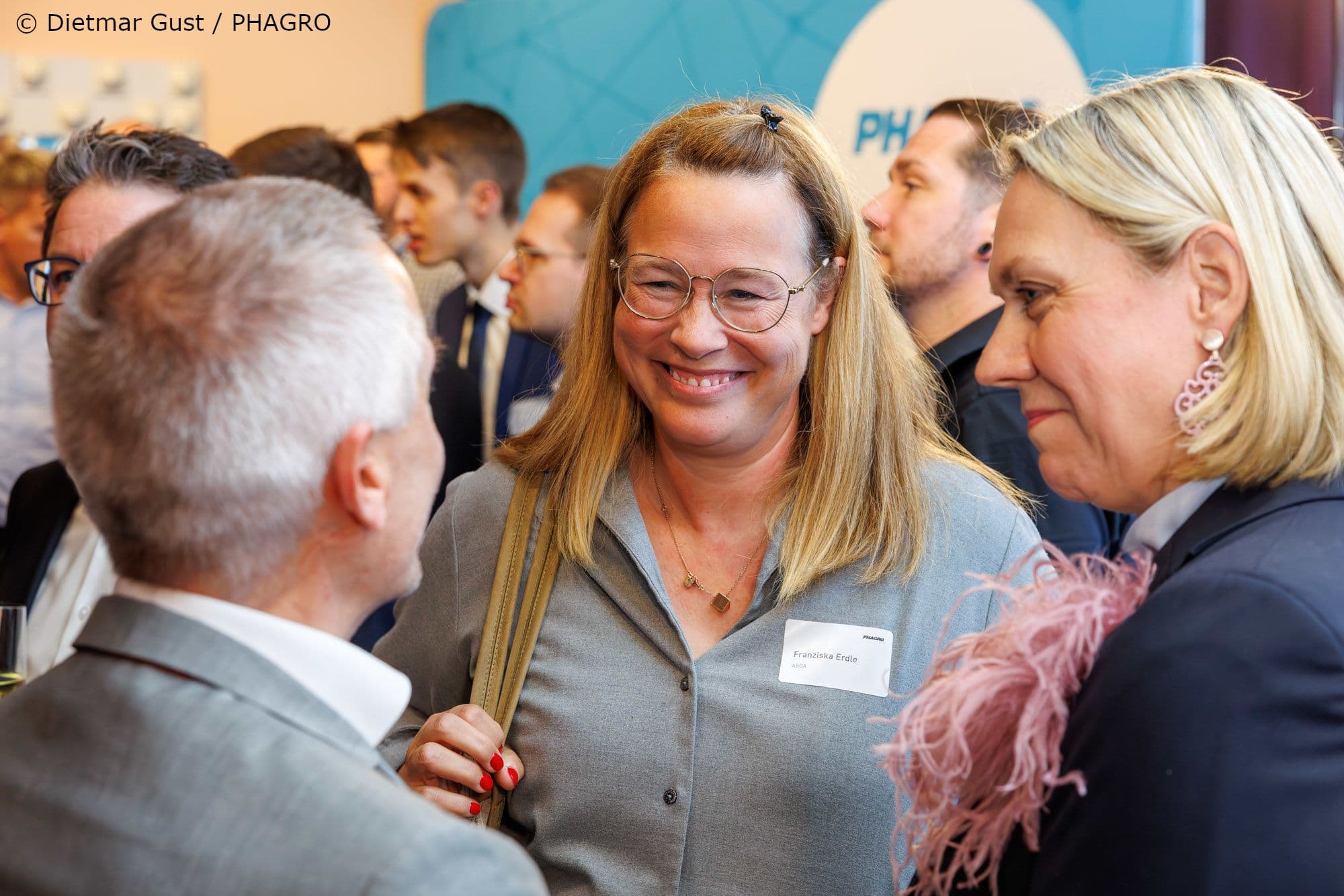 Auftritt der künftigen ABDA-Hauptgeschäftsführerin Franziska Erdle (M.); hier mit Anja Klauke (BPI) (r.)
