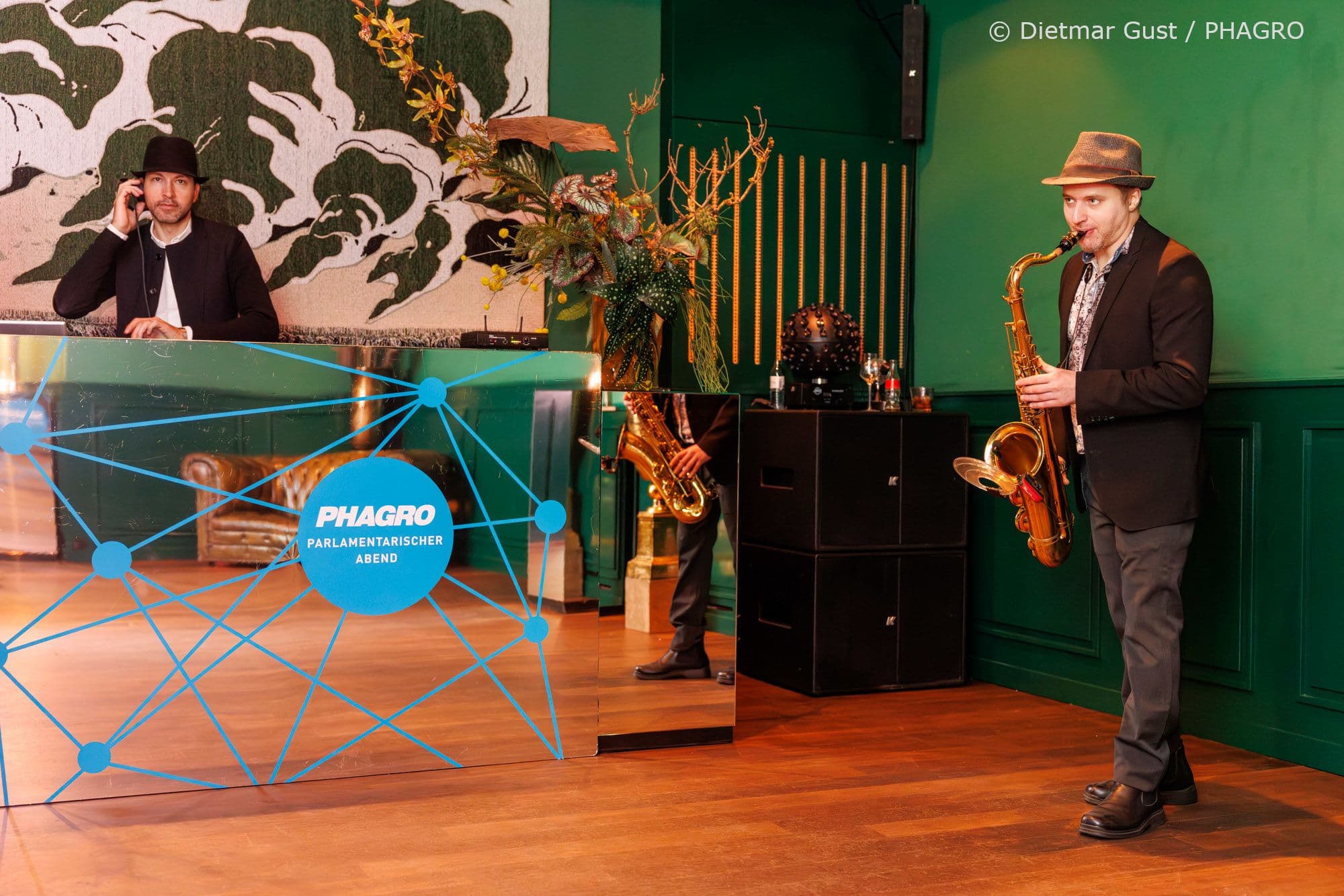 Saxophonist Ilia Skibinsky mit DJ Mitch sorgen für Unterhaltung.