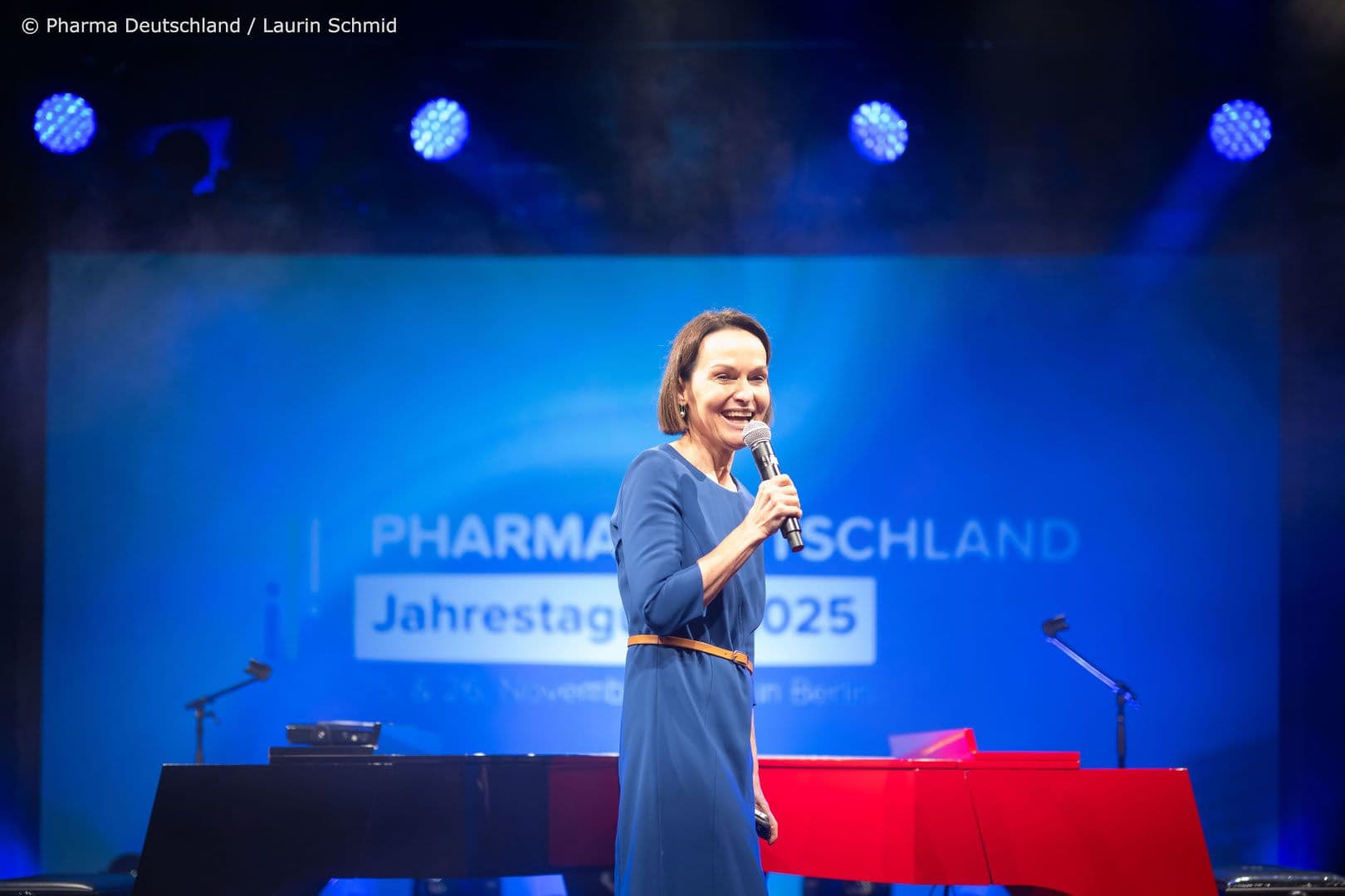 Eine gut gelaunte Dorothee Brakmann, Hauptgeschäftsführerin von Pharma Deutschland, läutet den gemütlichen Teil des Abends ein.