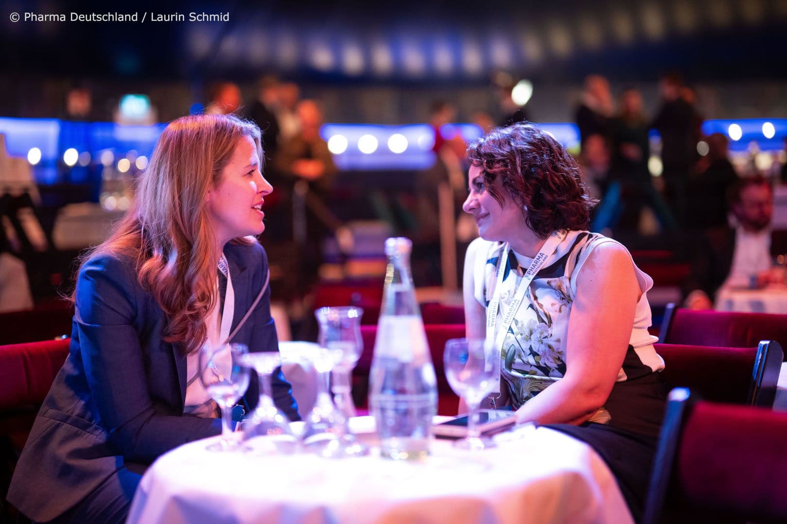 Kristina Ostertag (GSK) (l.) mit Hatice Camdere (Amgen)