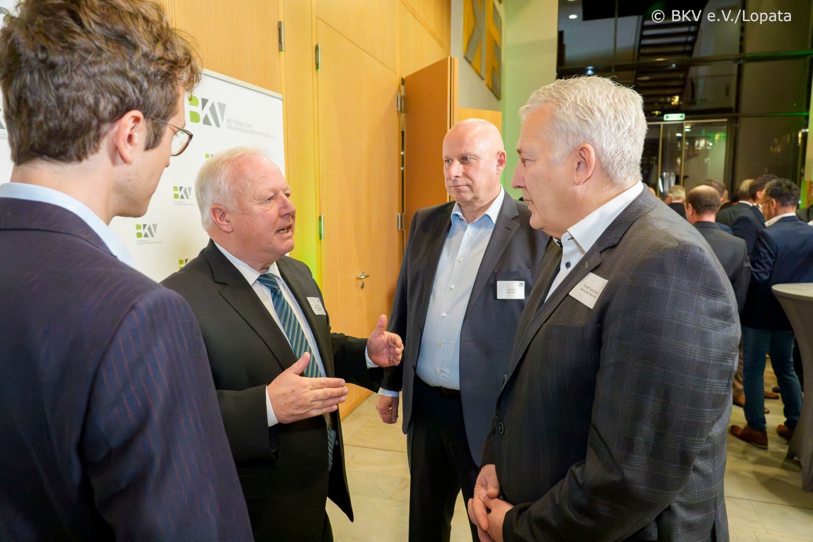 Peter Weiß, Bundeswahlbeauftragter für die Sozialversicherungswahlen (2.v.l.), spricht mit Toralf Speckhardt (r.) und Lars Grein (2.v.r.) (beide BKV e.V.).