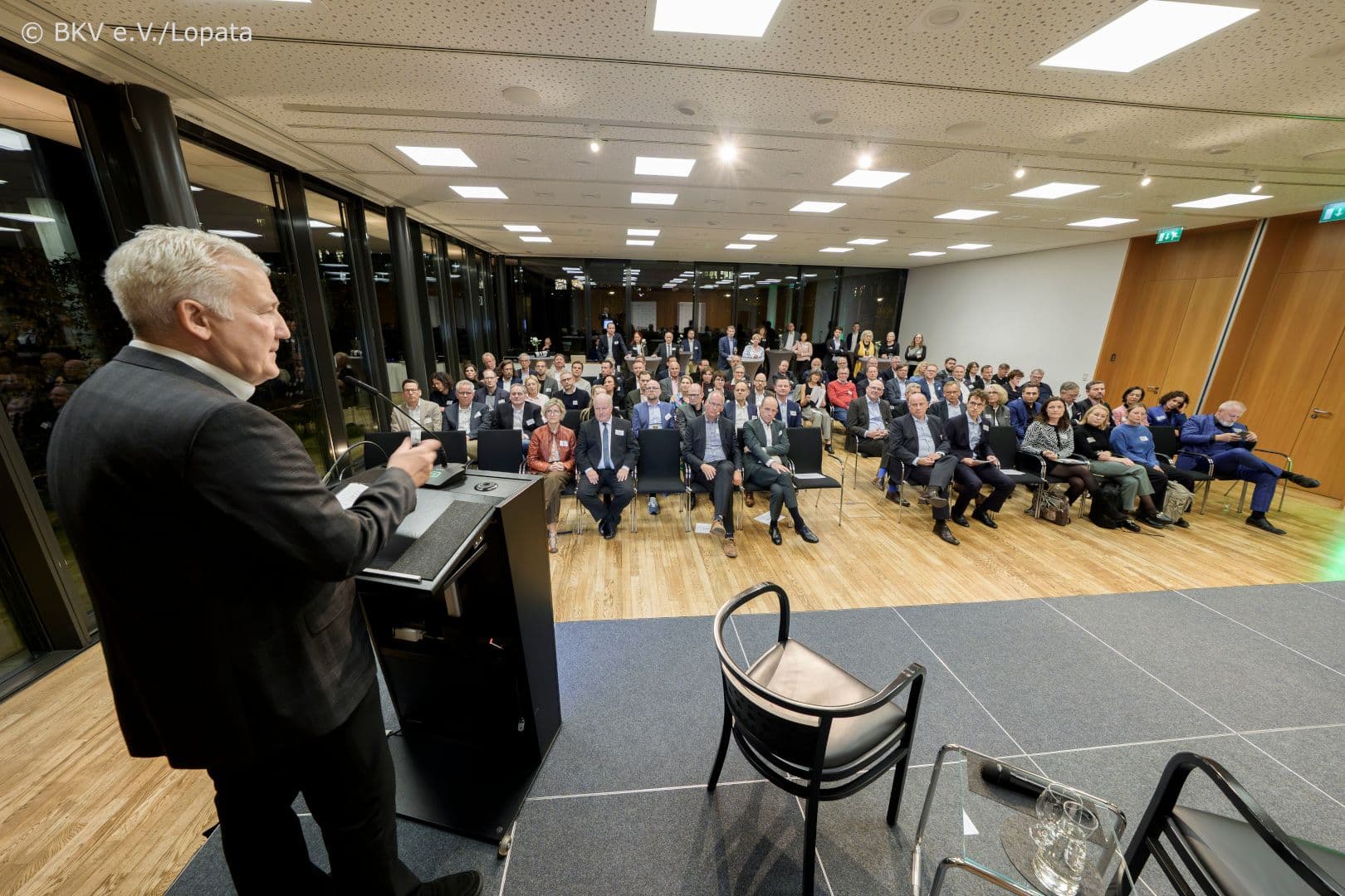 Ein Blick in die Hessische Landesvertretung auf  die Gäste des parlamentarischen Abends