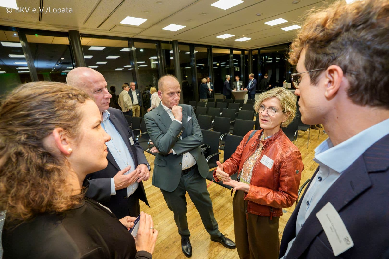 Anne-Kathrin Klemm (BKK DV) (2.v.r.) im Gespräch mit Lina Seitzl MdB (SPD), Lars Grein (BKV e.V.), Thomas Bittelmeyer (BKK MTU), Justus Geschonneck (BKV e.V.) (v.l.n.r.)
