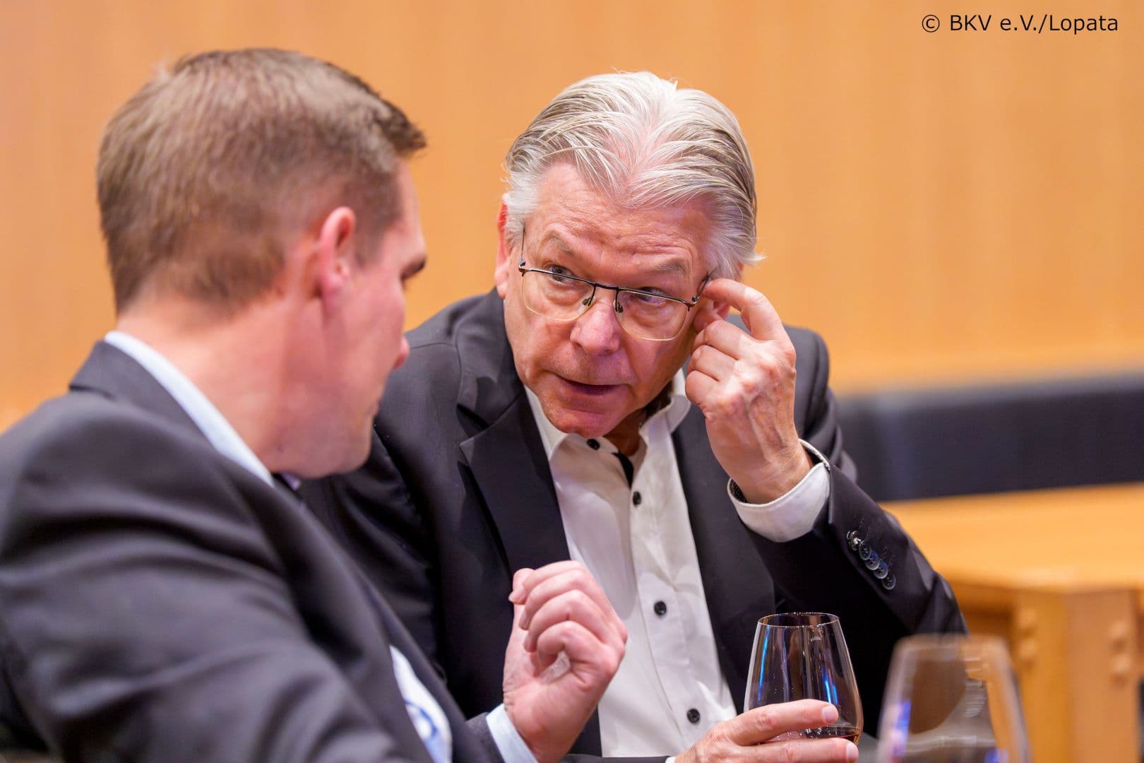 Wilfried Biallas (r.) im Gespräch mit Mario Heußner (beide BKK B. Braun Aesculap)
