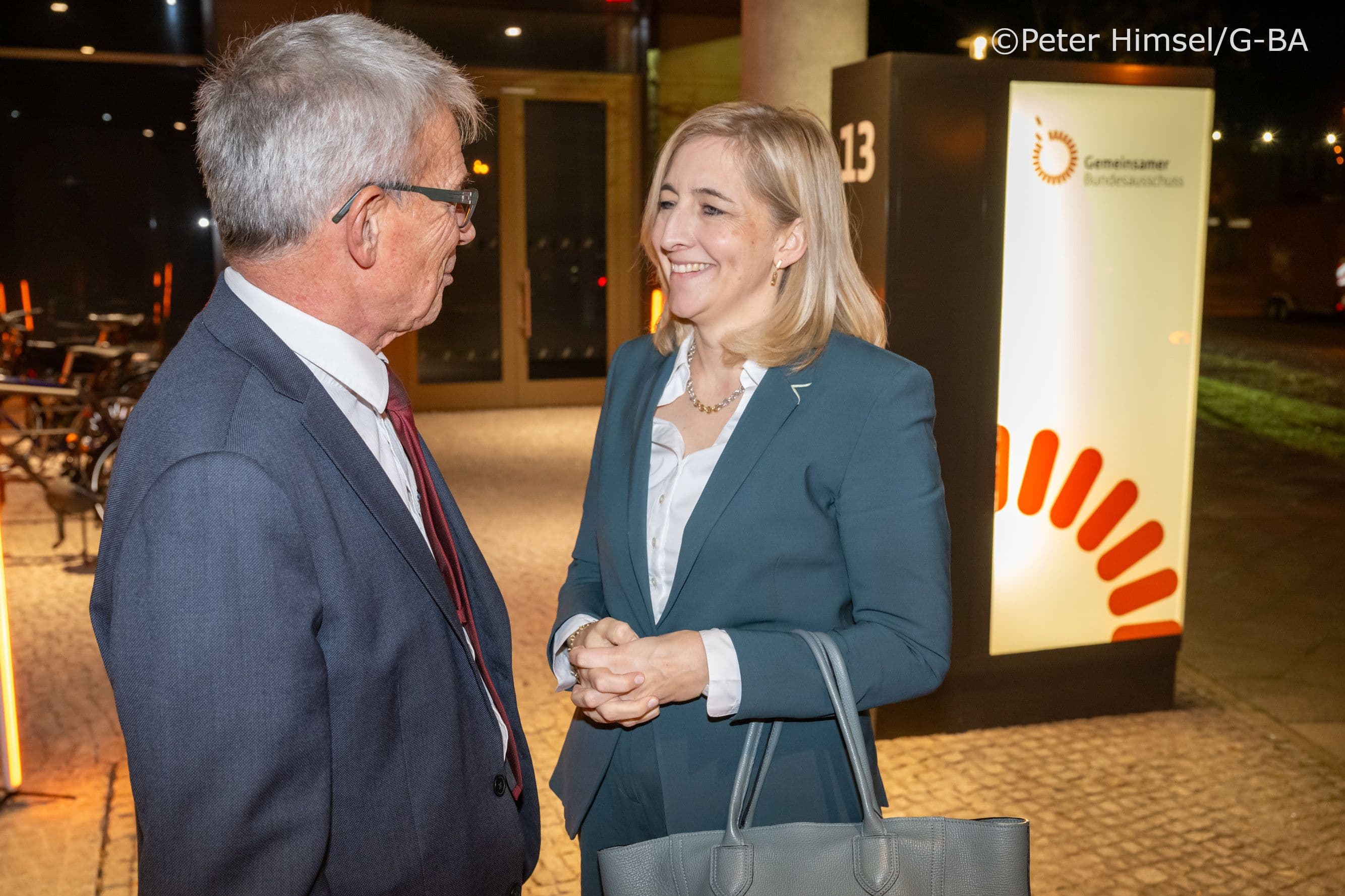 Der unparteiische G-BA-Vorsitzende Josef Hecken begrüßt Bundesgesundheitsministerin Nina Warken beim parlamentarischen Abend.