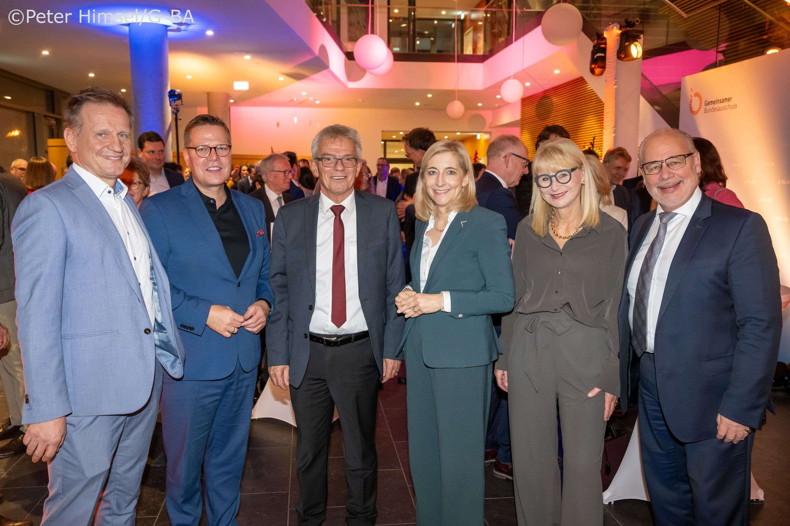 G-BA- und BMG-Führungsspitze vereint: Bernhard van Treeck (G-BA), BMG-Staatssekretär Tino Sorge, Josef Hecken (G-BA), Bundesgesundheitsministerin Nina Warken, Karin Maag (G-BA), BMG-Staatssekretär Georg Kippels (v.l.n.r.)