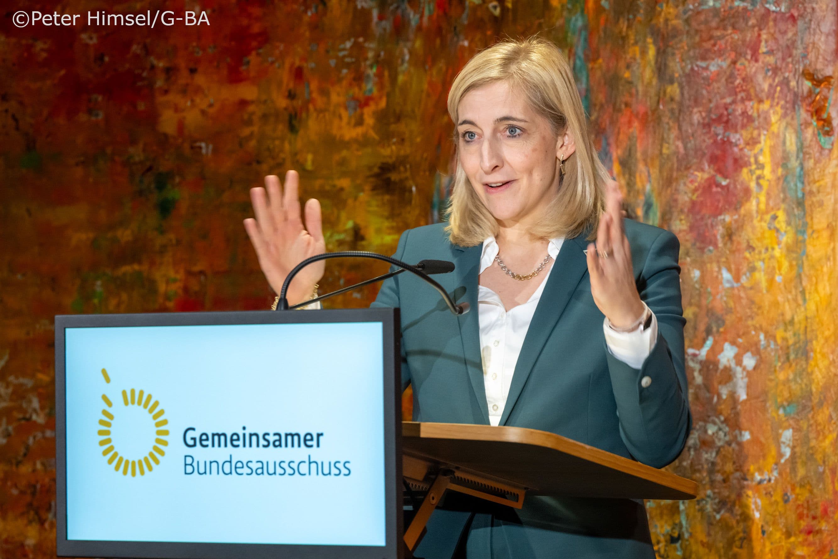 BMG-Ministerin Nina Warken lobt den G-BA in ihrer Rede auch inhaltlich.