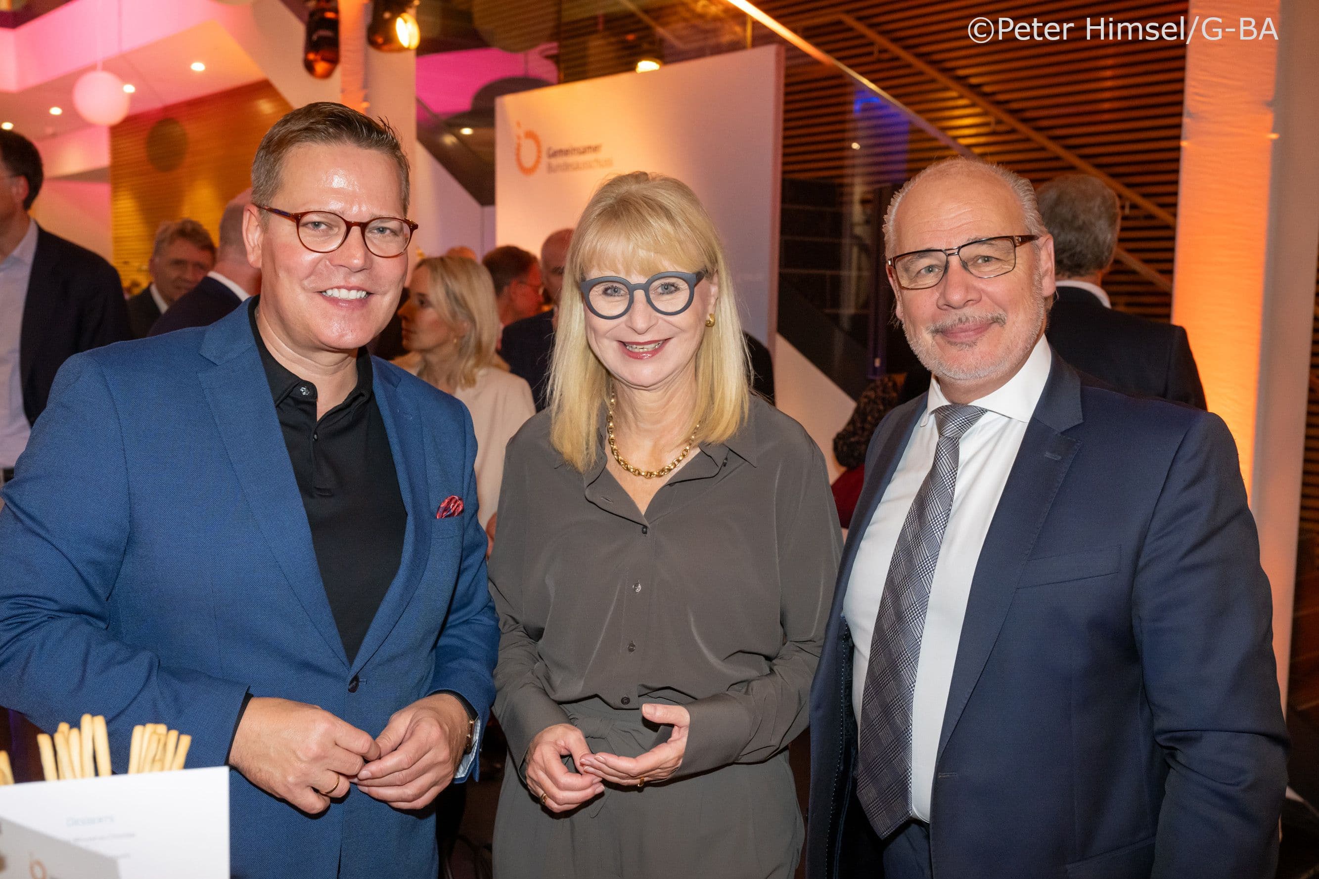 Die BMG-Staatssekretäre Tino Sorge (l.) und Georg Kippels (r.) mit Karin Maag (G-BA)