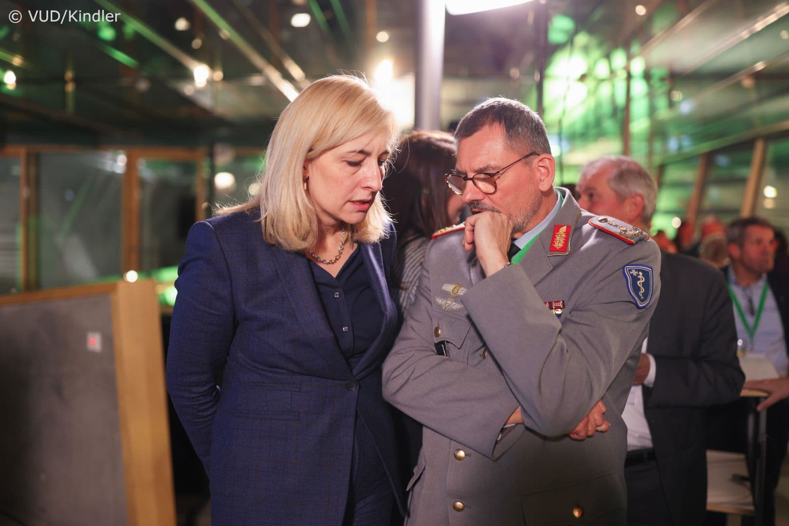 Bundesgesundheitsministerin Nina Warken mit Generalstabsarzt Johannes Backus (Bundeswehr)