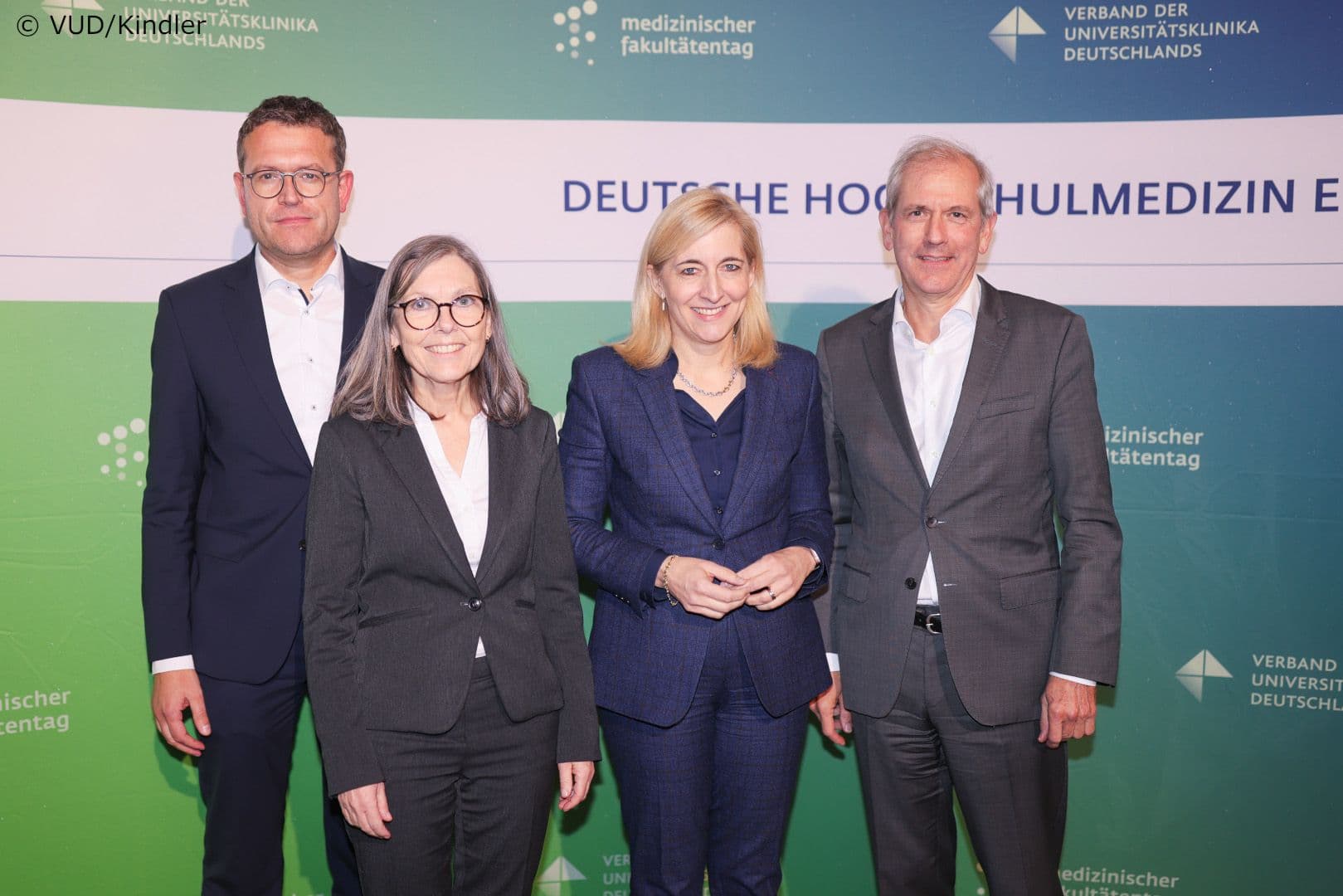 Bundesgesundheitsministerin Nina Warken (2.v.r.) im Kreis der Veranstalter mit Jens Bussmann (VUD), Martina Kadmon (MFT), Jens Scholz (VUD) (v.l.n.r.)