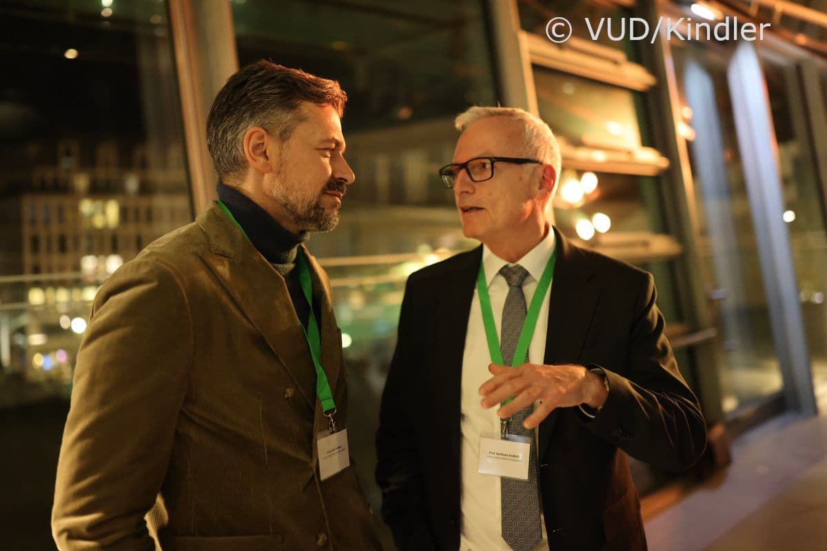 Alexander Beblacz (Universitätsklinikum Halle [Saale]) (l.) mit Karlhans Endlich (Universitätsmedizin Greifswald)