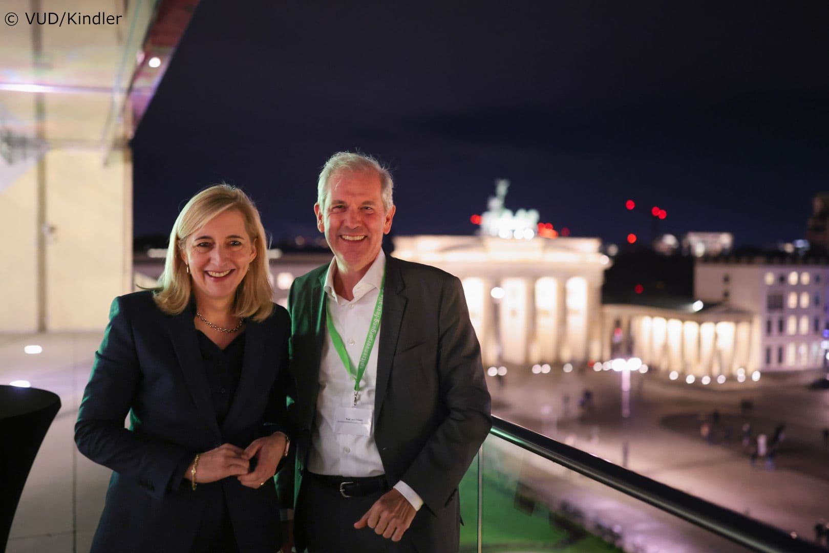 Traumhafte Kulisse vor dem Brandenburger Tor: Bundesgesundheitsministerin Nina Warken mit dem 1. VUD-Vorsitzenden Jens Scholz