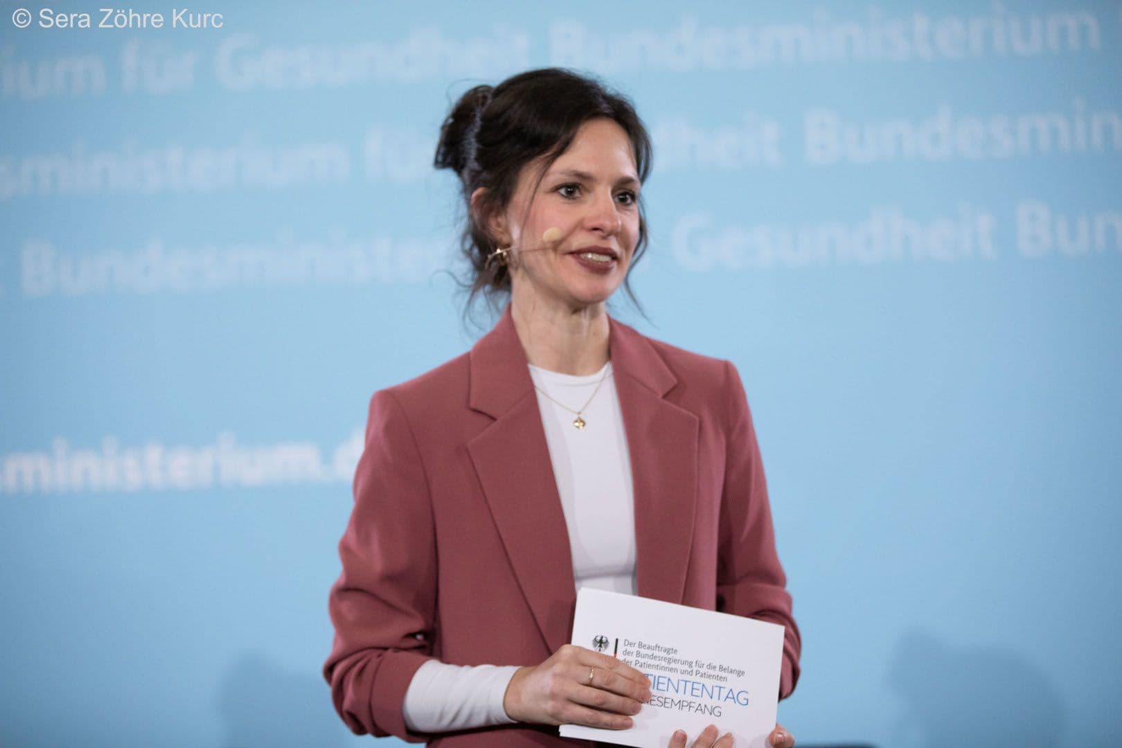 Moderiert den 1. Jahresempfang: Linda Pfleger (Referentin des Patientenbeauftragten)