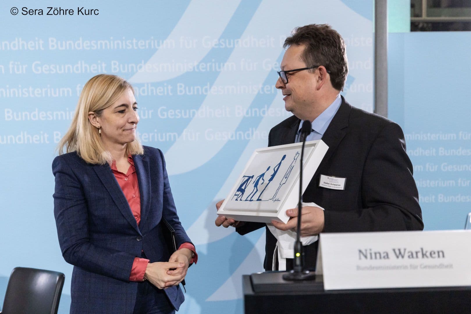 Ein etwas anderes Bild zur Evolution der Menschen gibt es vom Patientenbeauftragten Stefan Schwartze für die Bundesgesundheitsministerin.