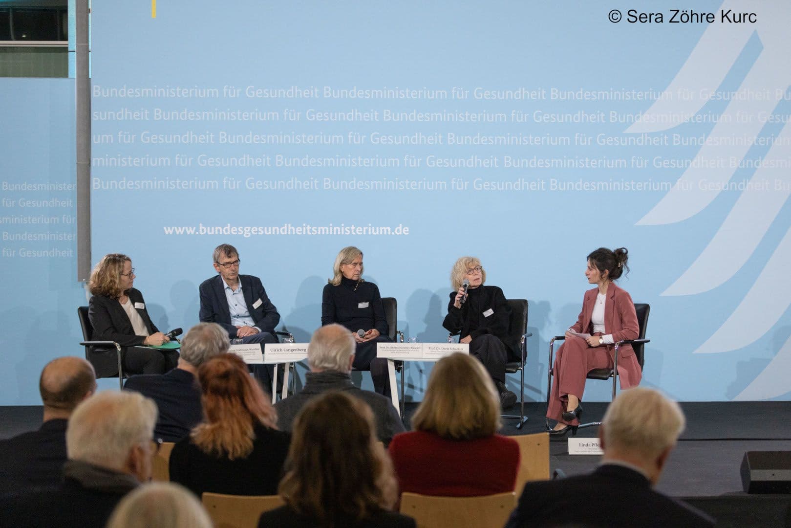Die Diskussionsrunde: Katharina Graffmann-Weschke (Stiftung UPD), Ulrich Langenberg (BÄK), Annette Grüters-Kieslich (Eva Luise und Horst Köhler Stiftung), Doris Schaeffer (Uni Bielefeld), Moderatorin Linda Pfleger (v.l.n.r.)