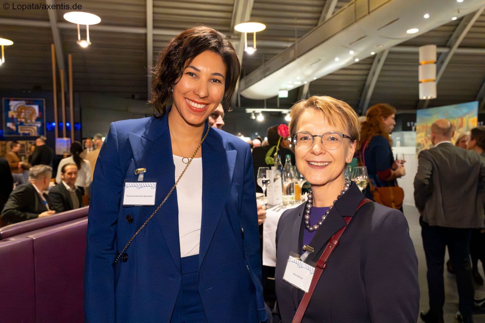 Henriette Neumeyer (DKG) (l.) mit BMG-Staatssekretärin Katja Kohfeld