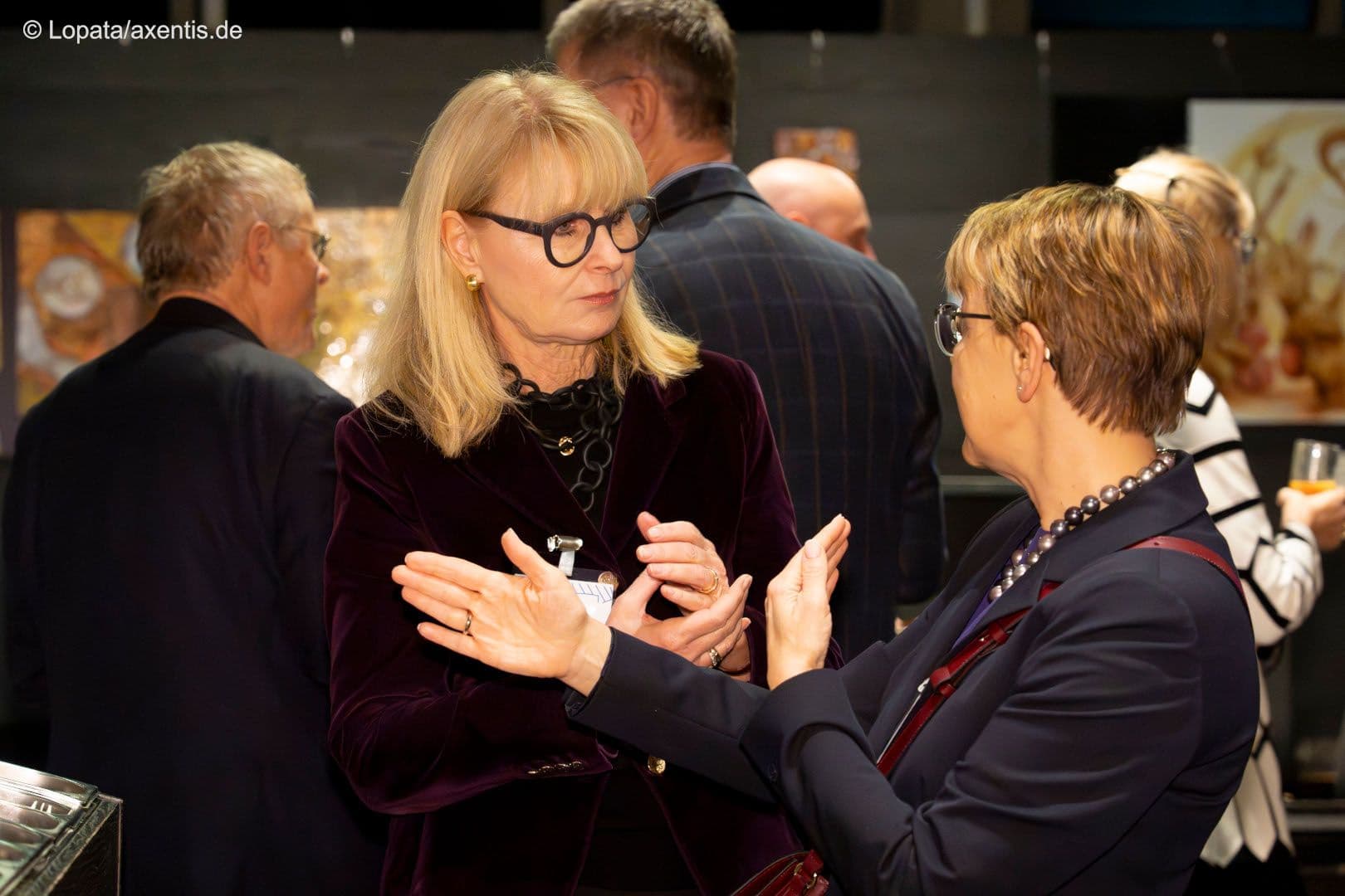 Karin Maag (G-BA) (l.) im intensiven Gespräch mit BMG-Staatssekretärin Katja Kohfeld