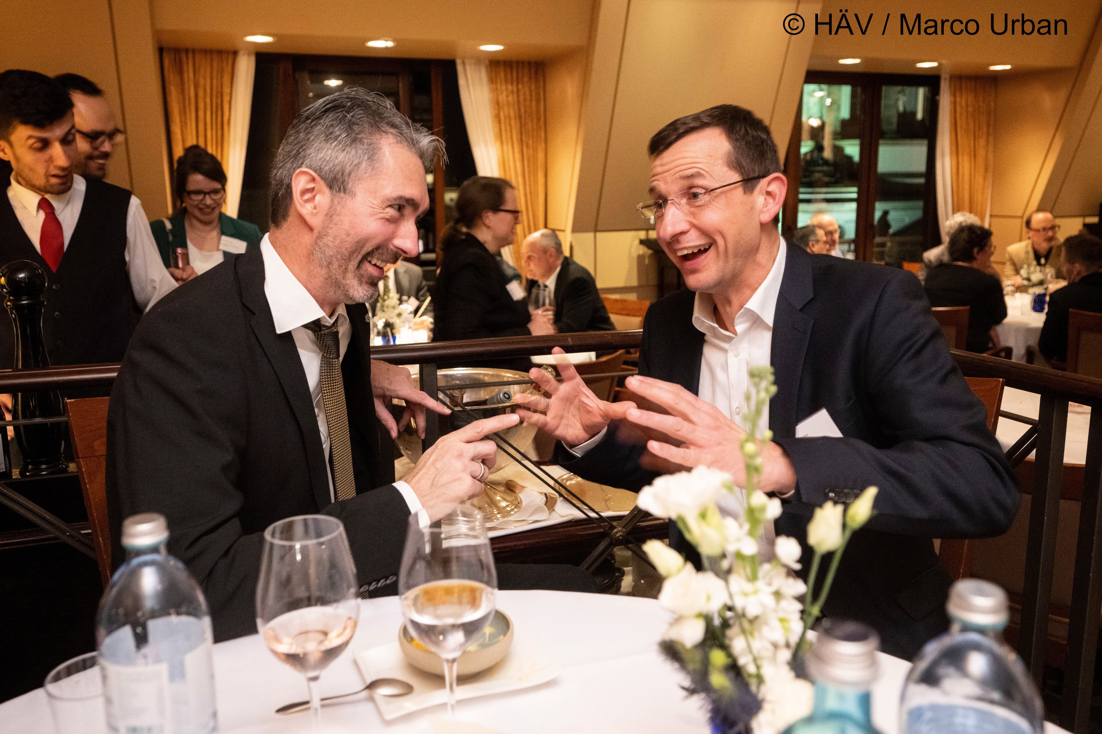 Haben viel Spaß bei ihrem Gespräch: Timo Schumacher (l.) und Mathias Burmeister (beide Hausärztinnen- und Hausärzteverband Niedersachsen)