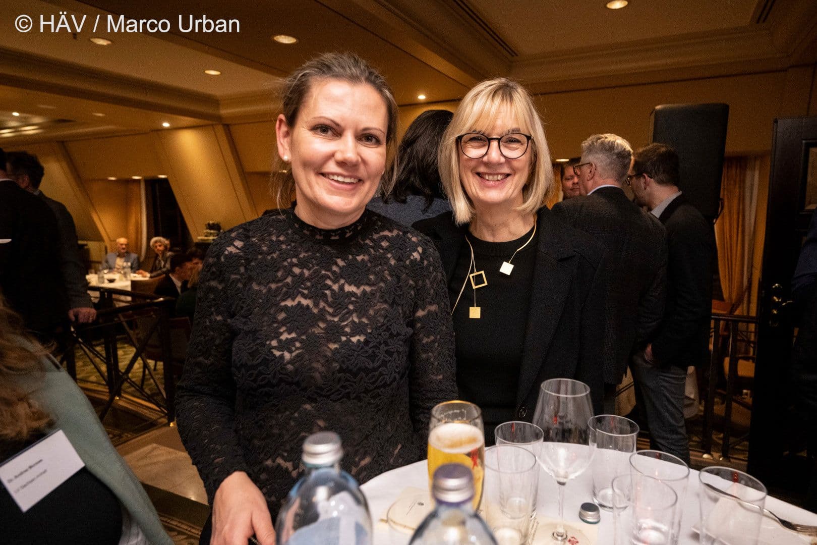 Nadja Jesswein (Hausärztinnen- und Hausärzteverband) (l.) mit Susanne Johna (Marburger Bund)