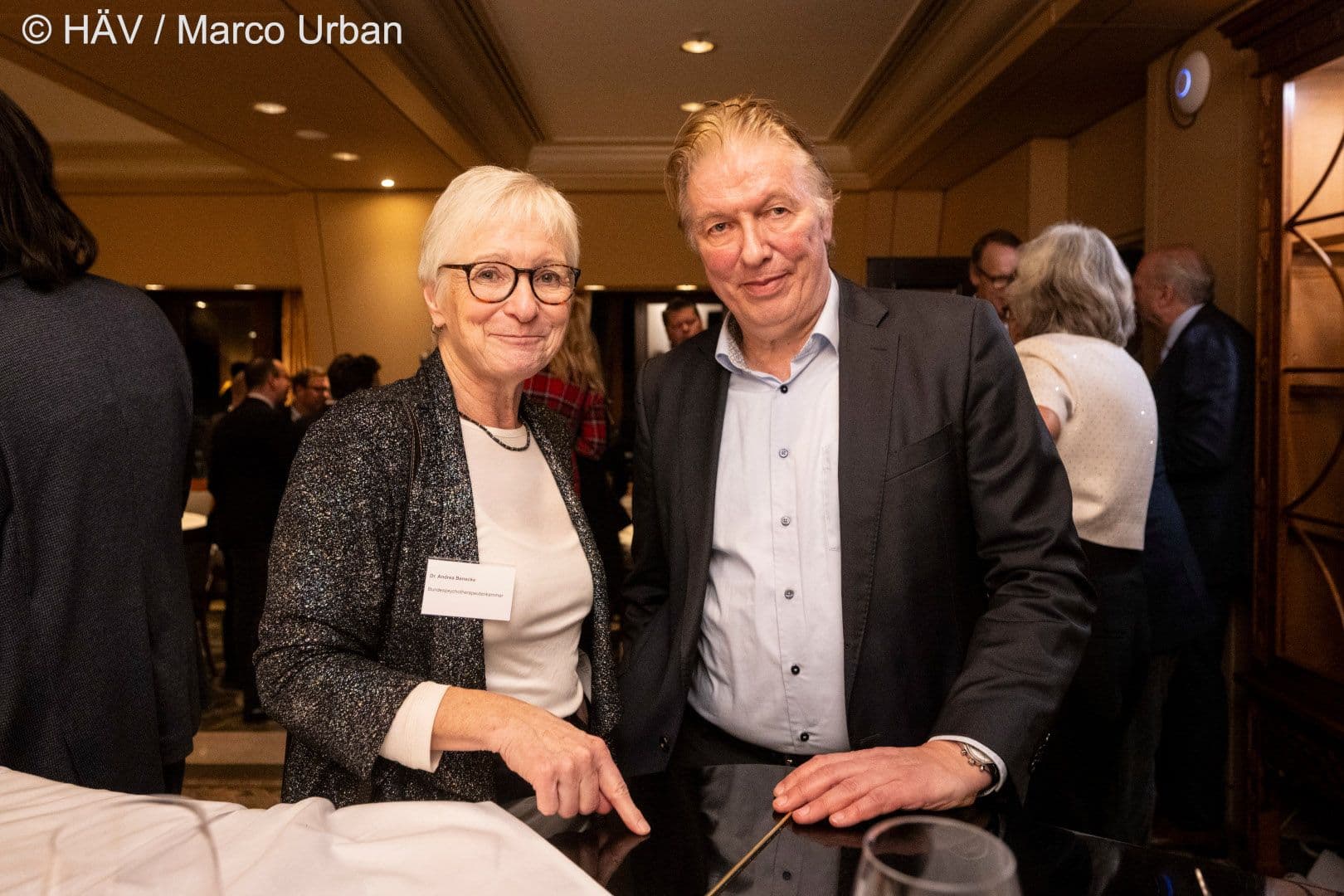 Andrea Benecke (BPtK) und Gebhard Hentschel (DPtV)