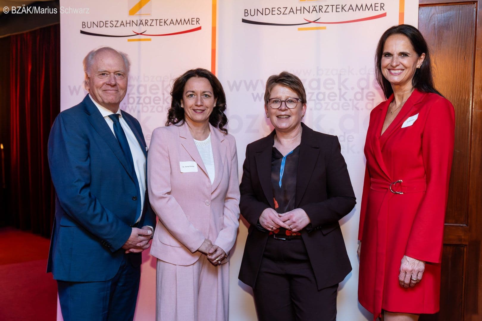 Der BZÄK-Vorstand als Gastgeber mit Politikerin: Ralf Hausweiler, Romy Ermler (beide BZÄK), Tanja Machalet MdB (SPD), Doris Seiz  (BZÄK) (v.l.n.r.)