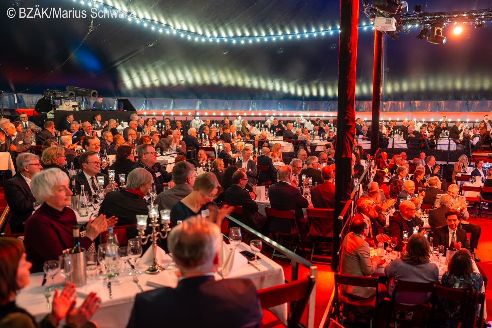 Ein gut besuchtes Tipi am Kanzleramt beim Neujahrsempfang der BZÄK