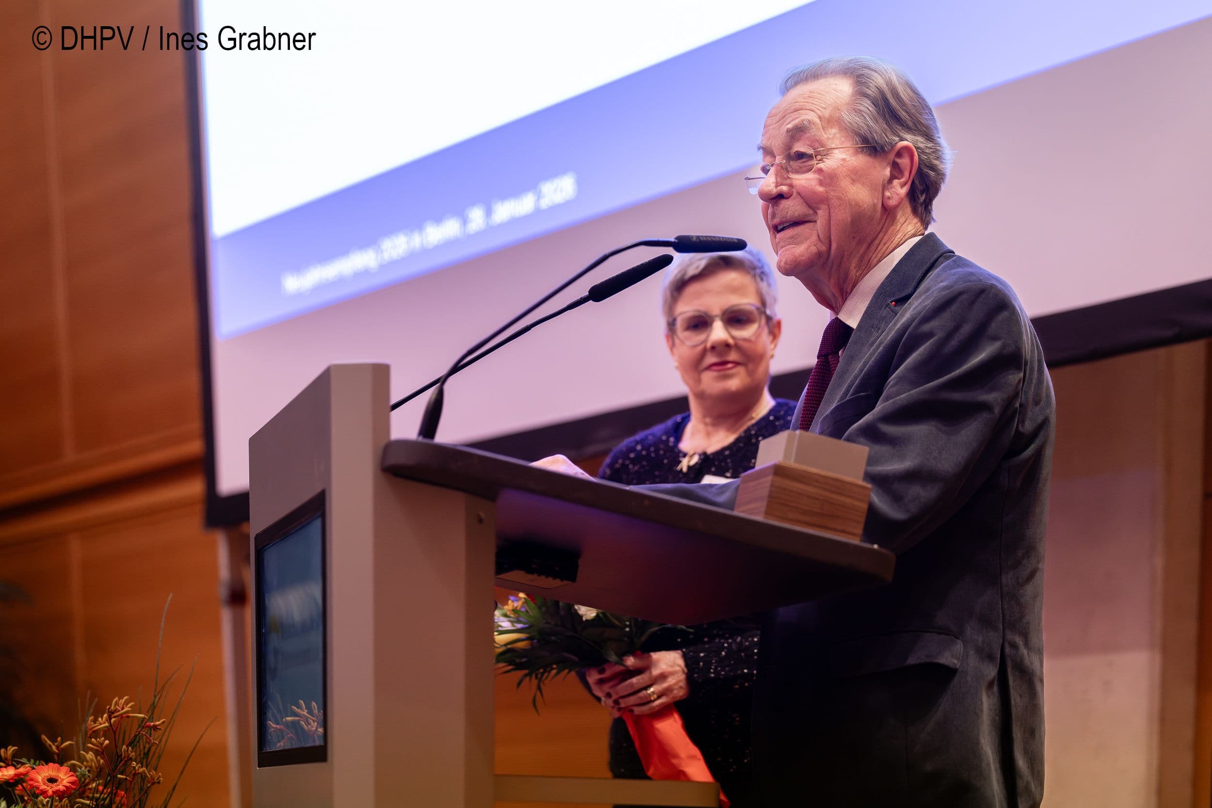 Franz Müntefering erhält den DHPV-Ehrenpreis in der Kategorie Strukturen und Rahmenbedingungen für sein Engagement  für eine menschenwürdige Begleitung am Lebensende.