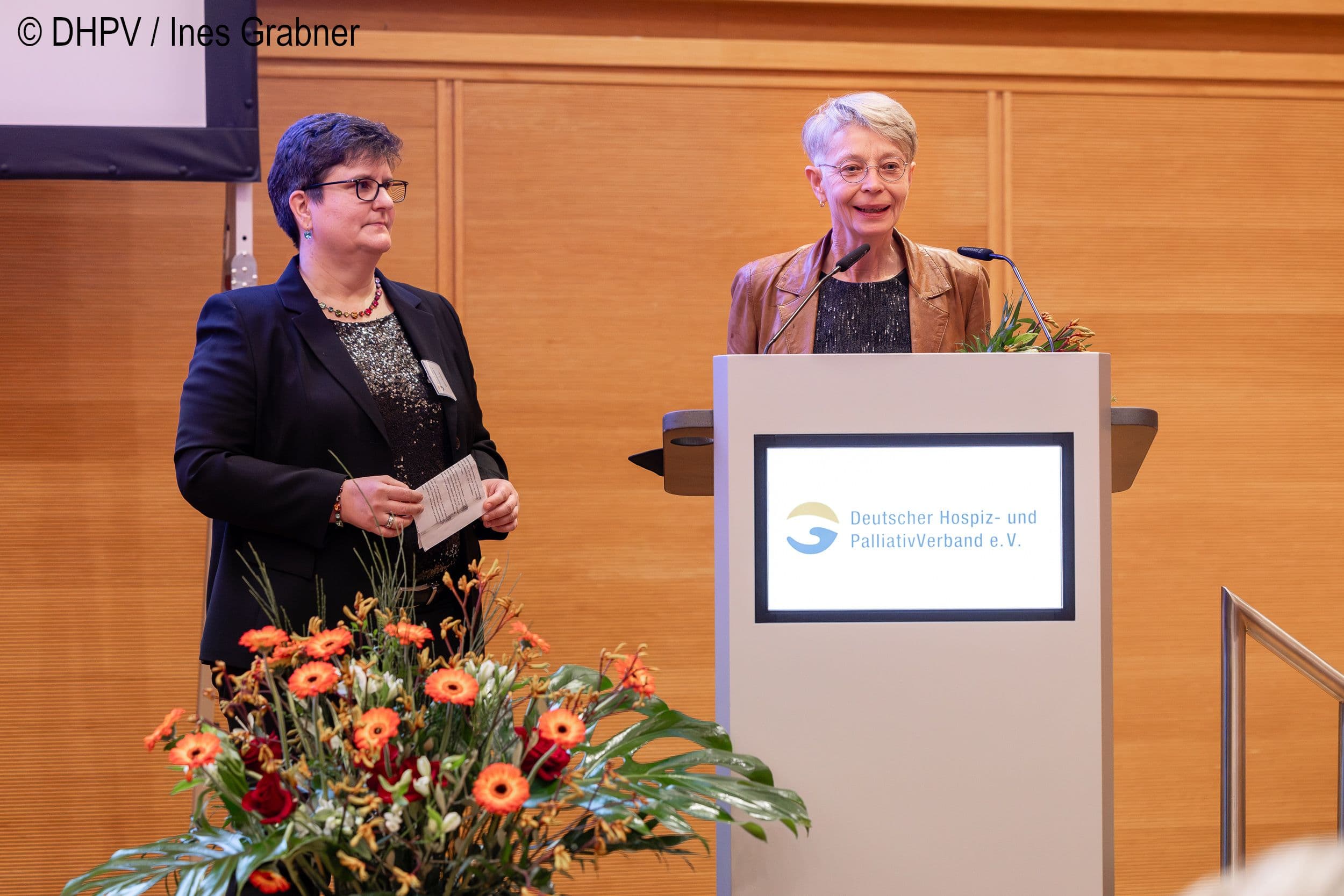 Martina Keller (Wissenschaftsjournalistin und Autorin) (r.) bei der Dankesrede für ihren Ehrenpreis in der Kategorie Medien und Öffentlichkeit mit Cora Schulze (DHPV)