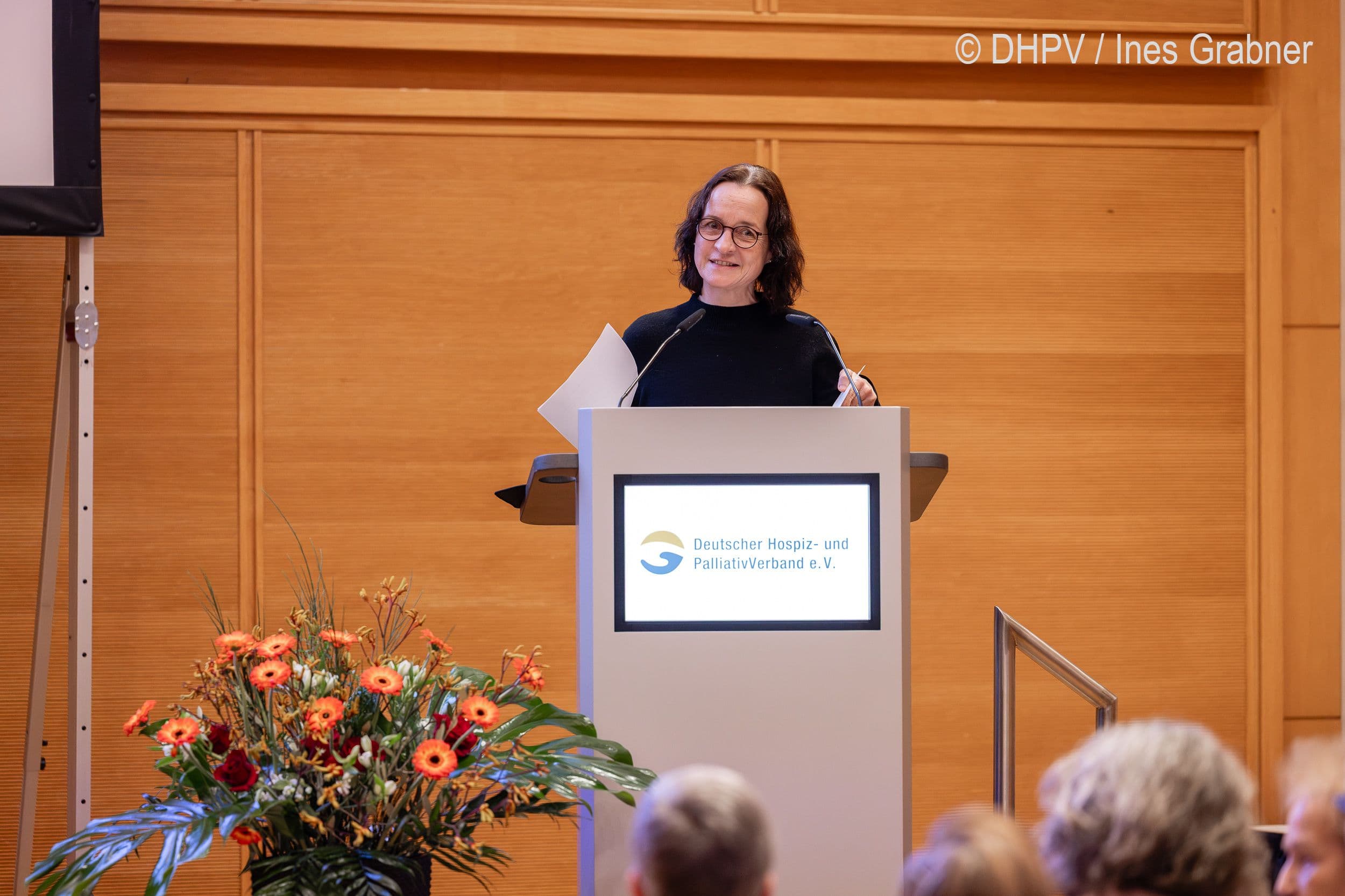 Susanne Fleckinger (Jade Hochschule, DHPV) hält die Laudatio für den Ehrenpreis Wissenschaft.