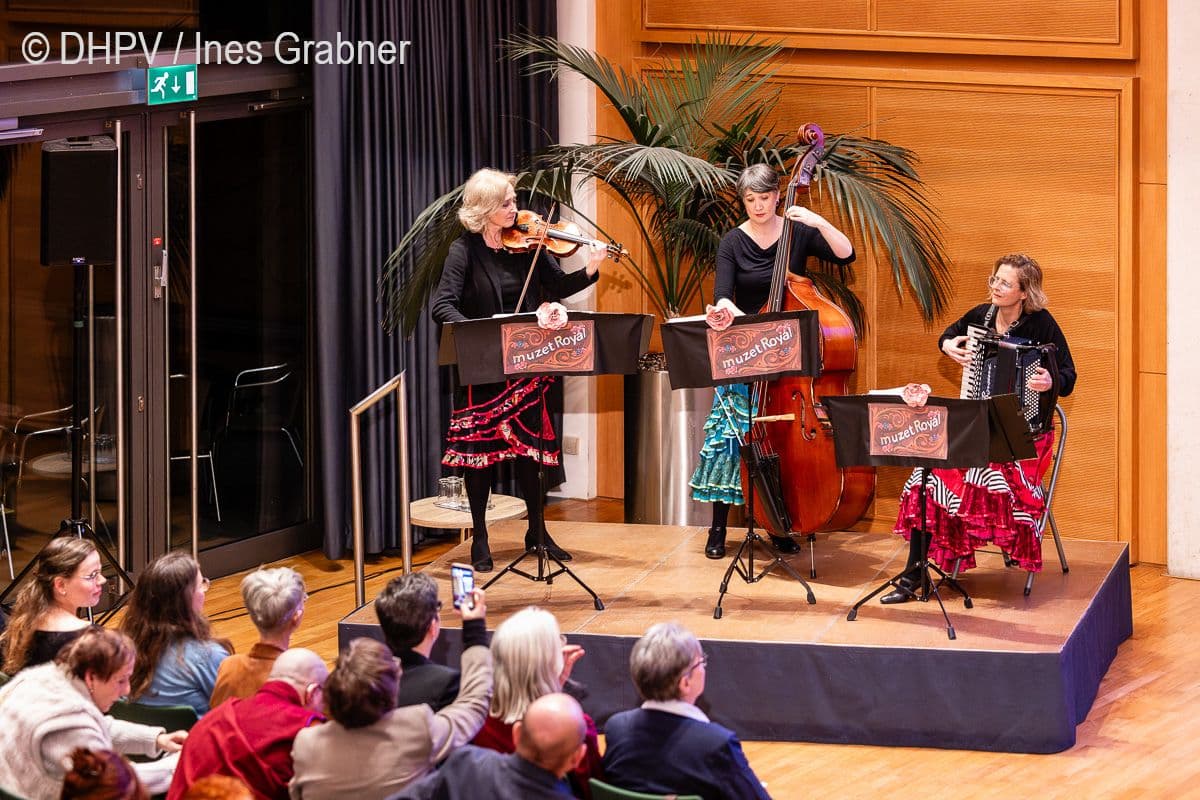 Das Trio Muzet Royal unterhält die Gäste.