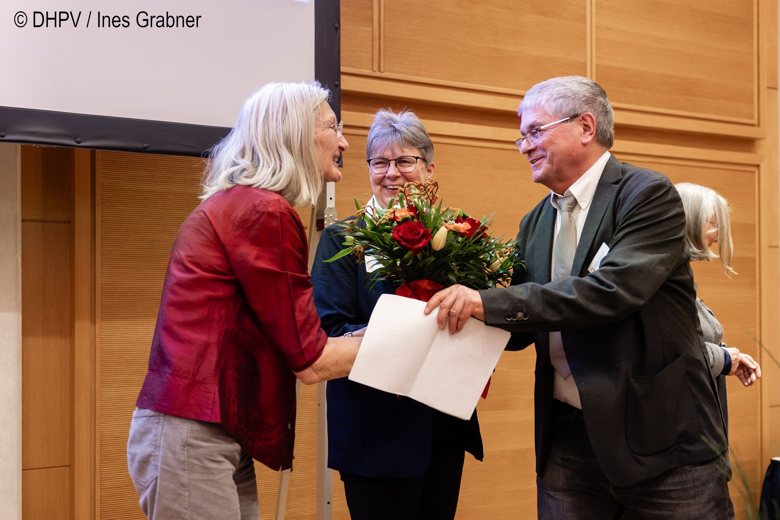 Annemarie Schurzmann (l.) und Ilona Schneider, Preisträgerinnen in der Kategorie Ehrenamt, mit Laudator Paul Herrlein (DHPV)
