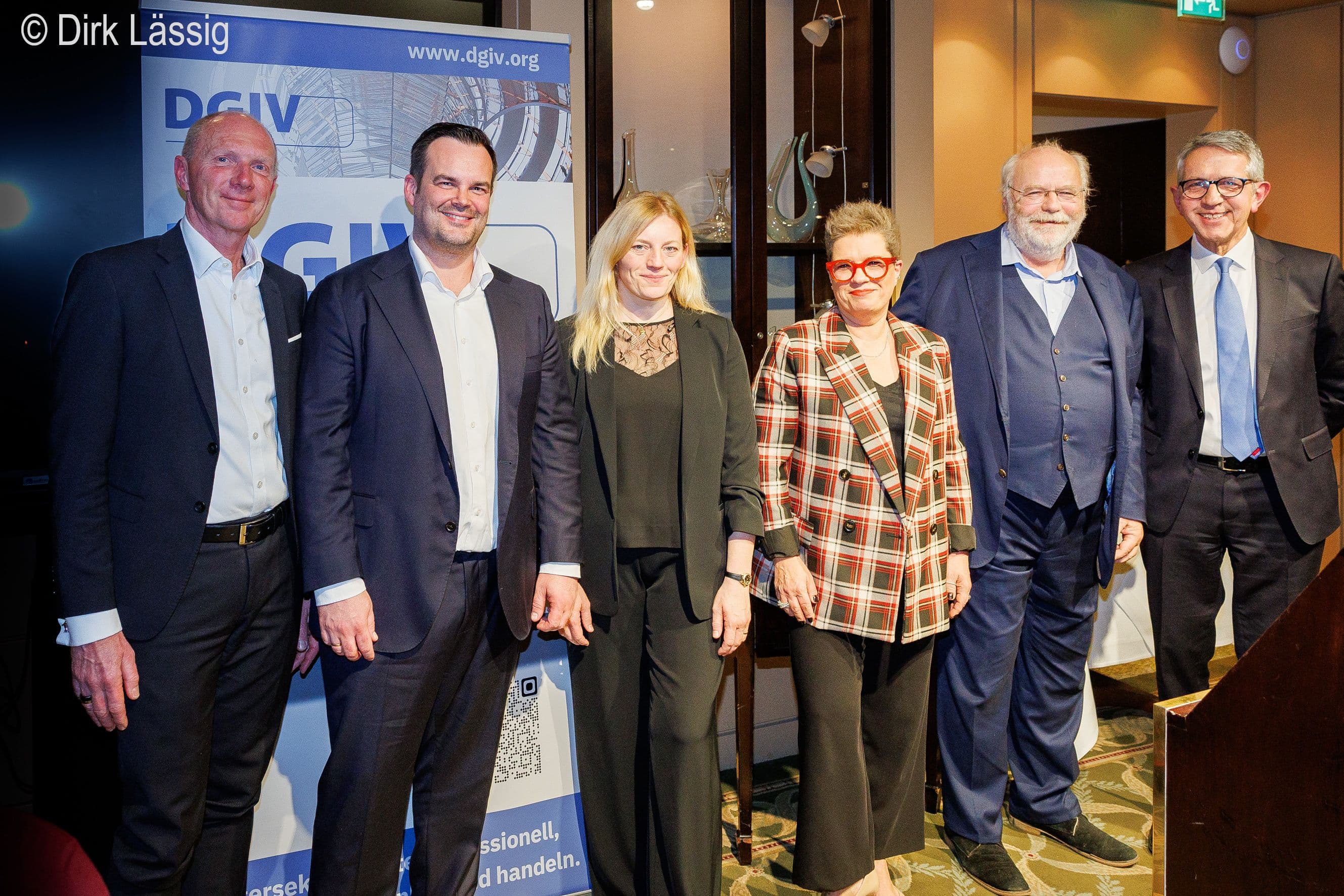 Die Teilnehmer der Paneldiskussion: Medizinrechtler Thomas Schlegel, Peter Silberhorn (Sana Klinik München), Sandra Zimmermann (WifOR Institute), Moderatorin Britta March, Albrecht Kloepfer, Michael Meyer (beide DGIV) (v.l.n.r.)