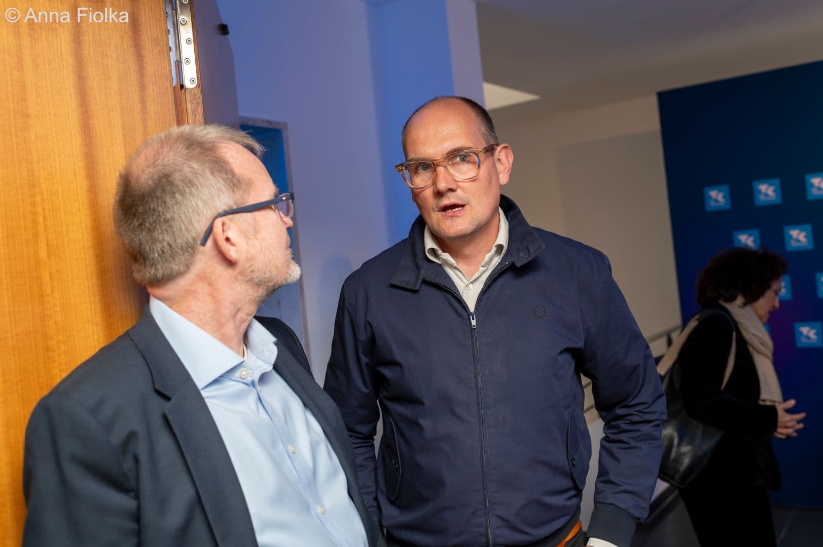 Janosch Dahmen MdB (Grüne) (r.) im Gespräch mit TK-Vorstandsvorsitzendem Jens Baas