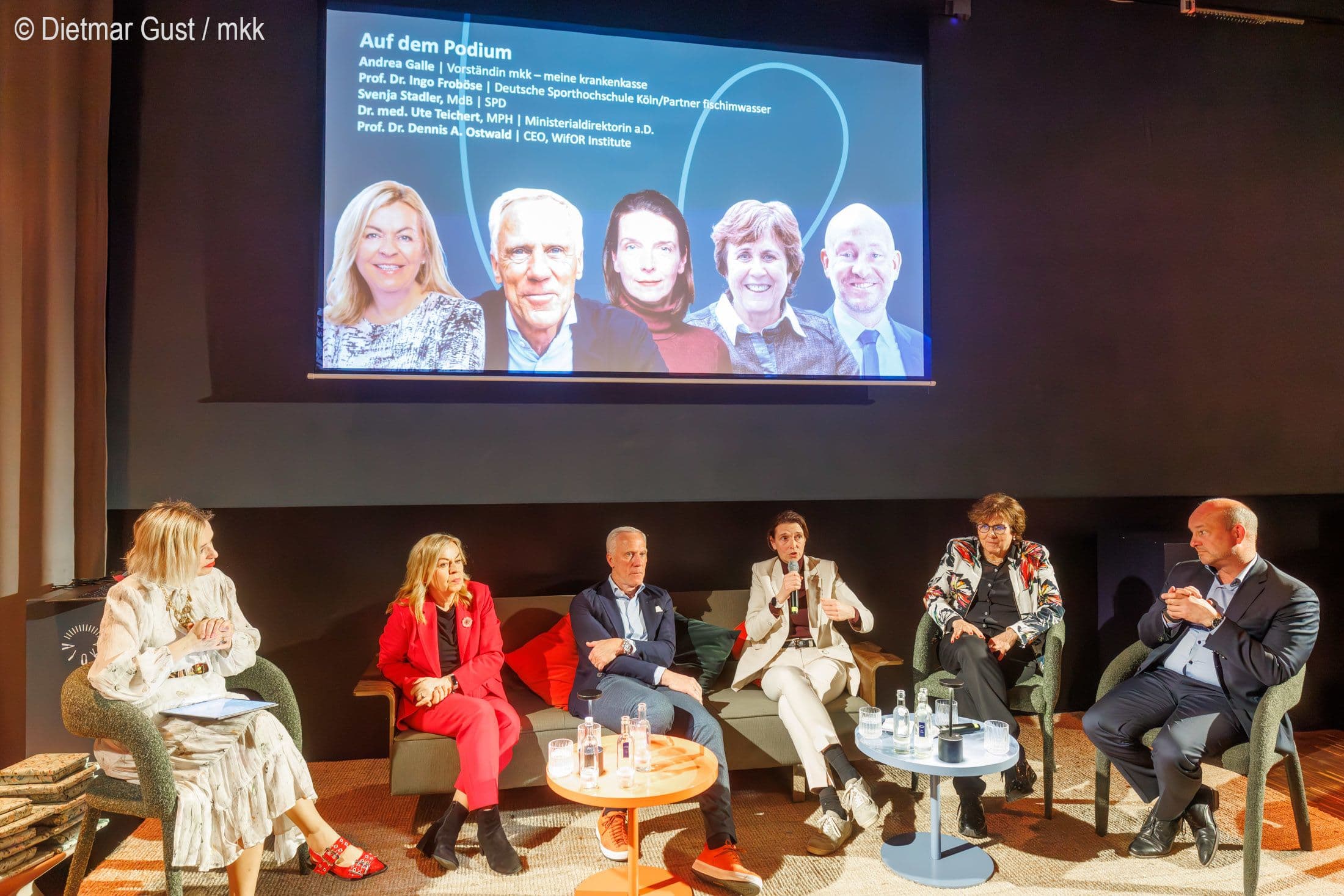 Die Gesprächsrunde: Inga Bergen (Moderation), Andrea Galle (mkk - meine krankenkasse), Ingo Froböse (Deutsche Sporthochschule Köln), Svenja Stadler MdB (SPD), Ute Teichert (Ministerialdirektorin a.D.), Dennis A. Ostwald (WifOR Institute) (v.l.n.r.)