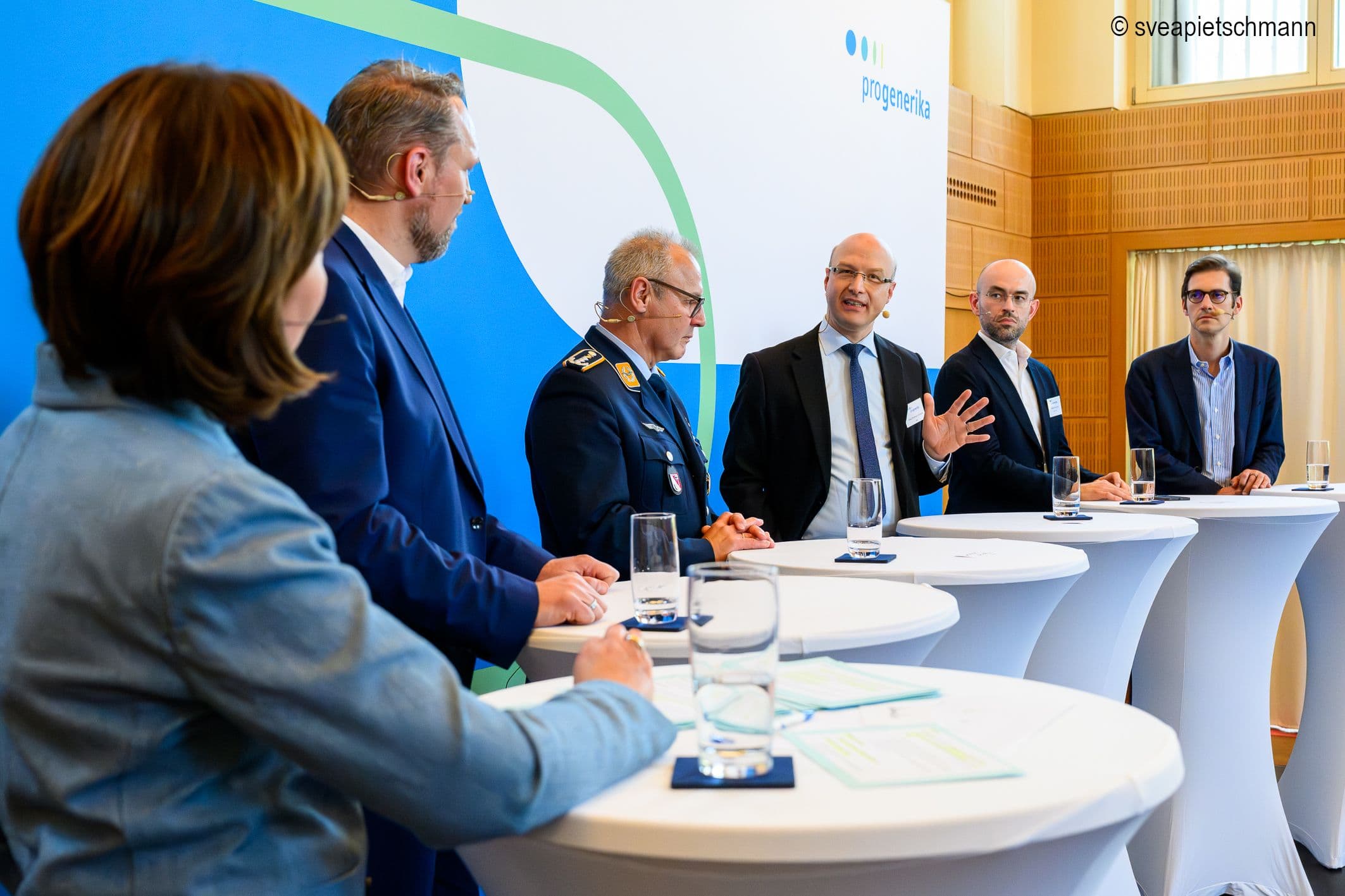 Die Podiumsrunde beim Frühlingsfest von Pro Generika: Monika Jones (Moderatorin), Andreas Burkhardt (Teva), Oberstabsapotheker Bernd Klaubert, Heiko Rottmann-Großner (BMG), Markus Felgenhauer (QYOBO), Stephan Pilsinger MdB (CSU) (v.l.n.r.)