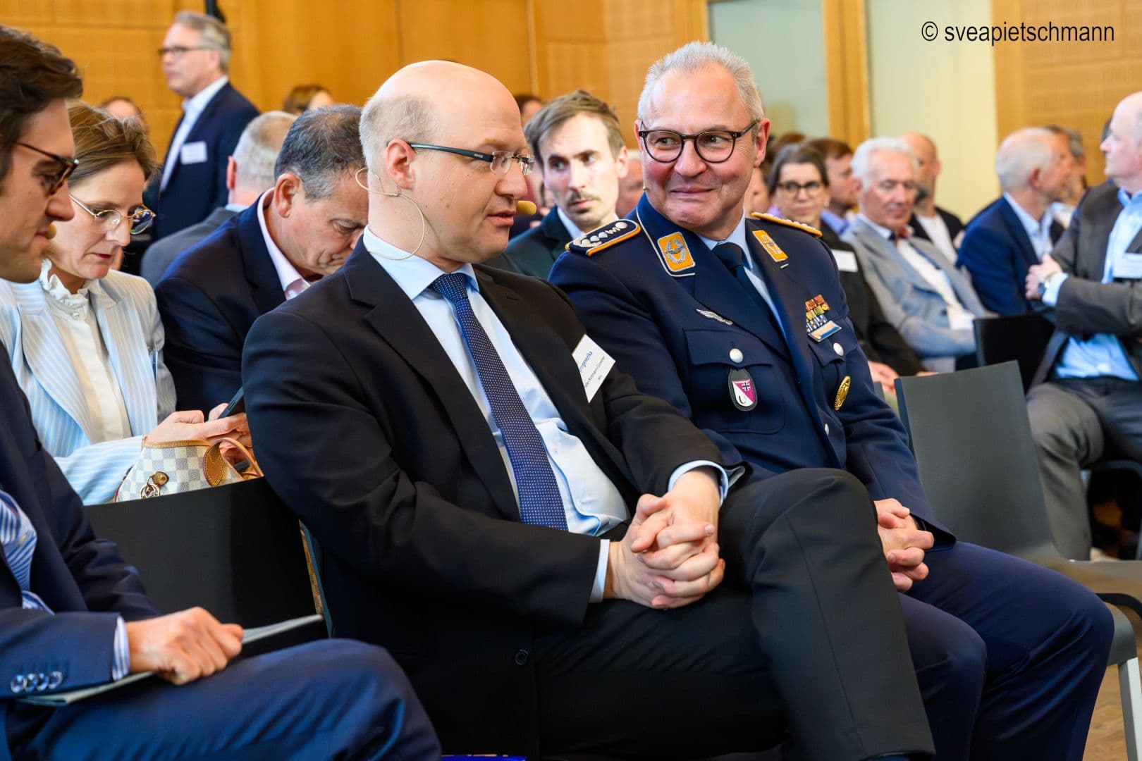 Heiko Rottmann-Großner (BMG) (l.) mit  Oberstabsapotheker Bernd Klaubert