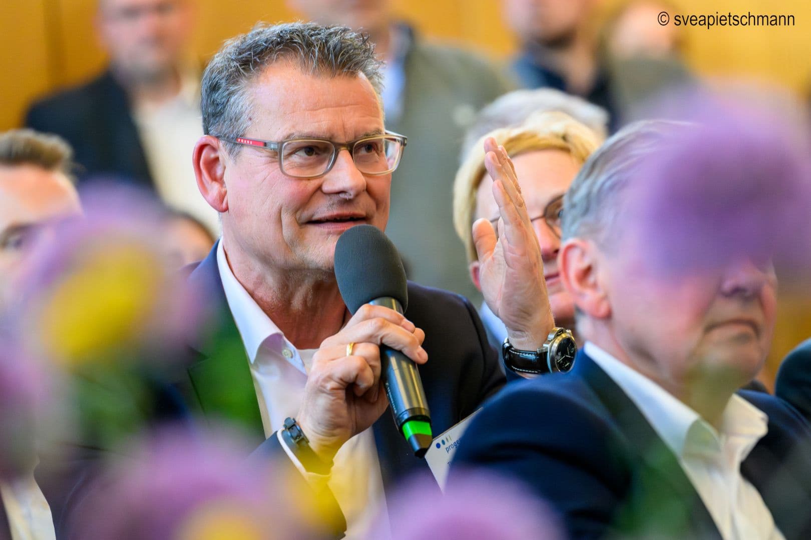 Thomas Weigold (Sandoz) meldet sich zu Wort.