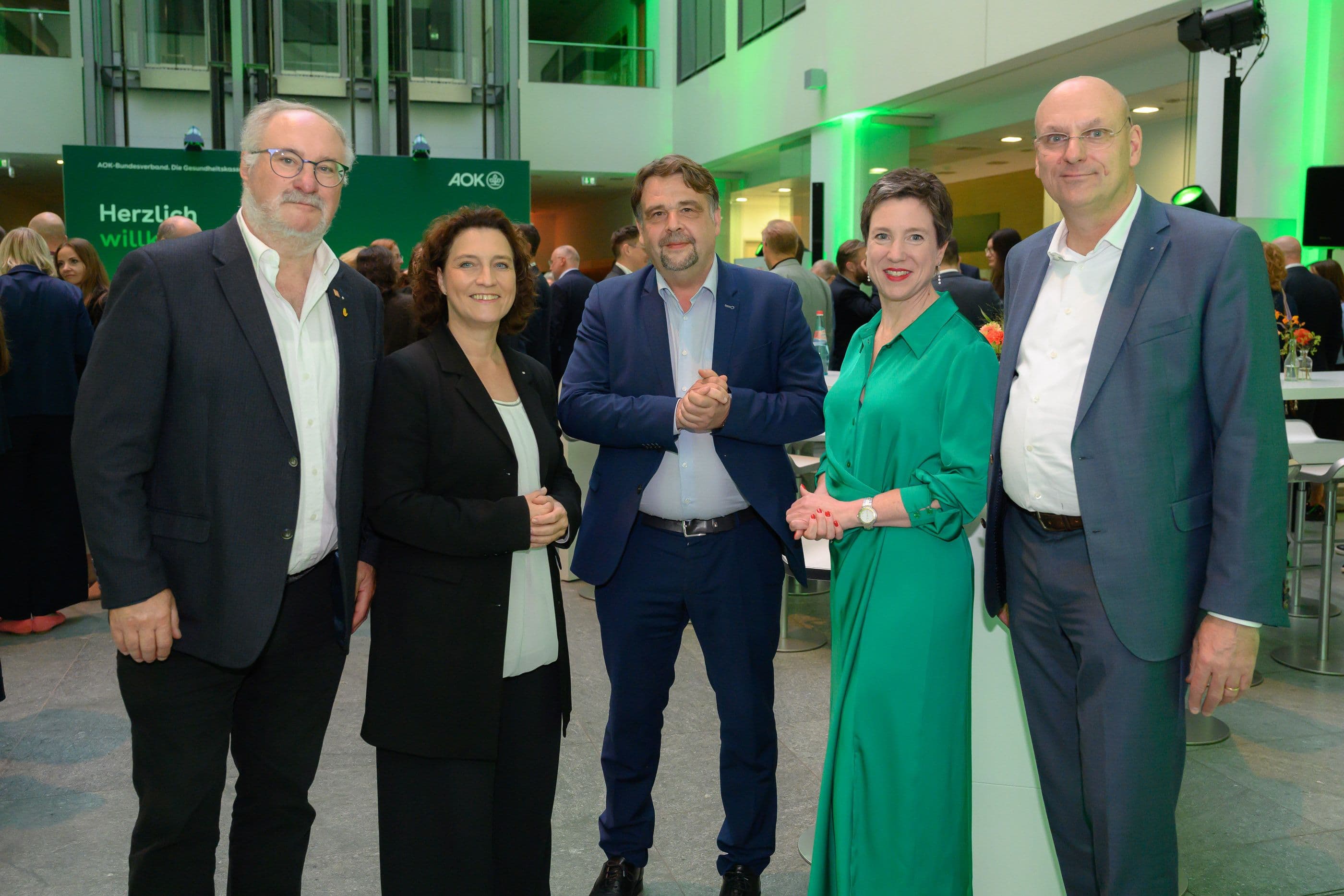 Gastgeber mit dem Ehrengast: Lutz Schäffer, Carola Reimann (beide AOK-BV), CDA-Vorsitzender Dennis Radtke, Susanne Wagenmann, Jens Martin Hoyer (beide AOK-BV) (v.l.n.r.)