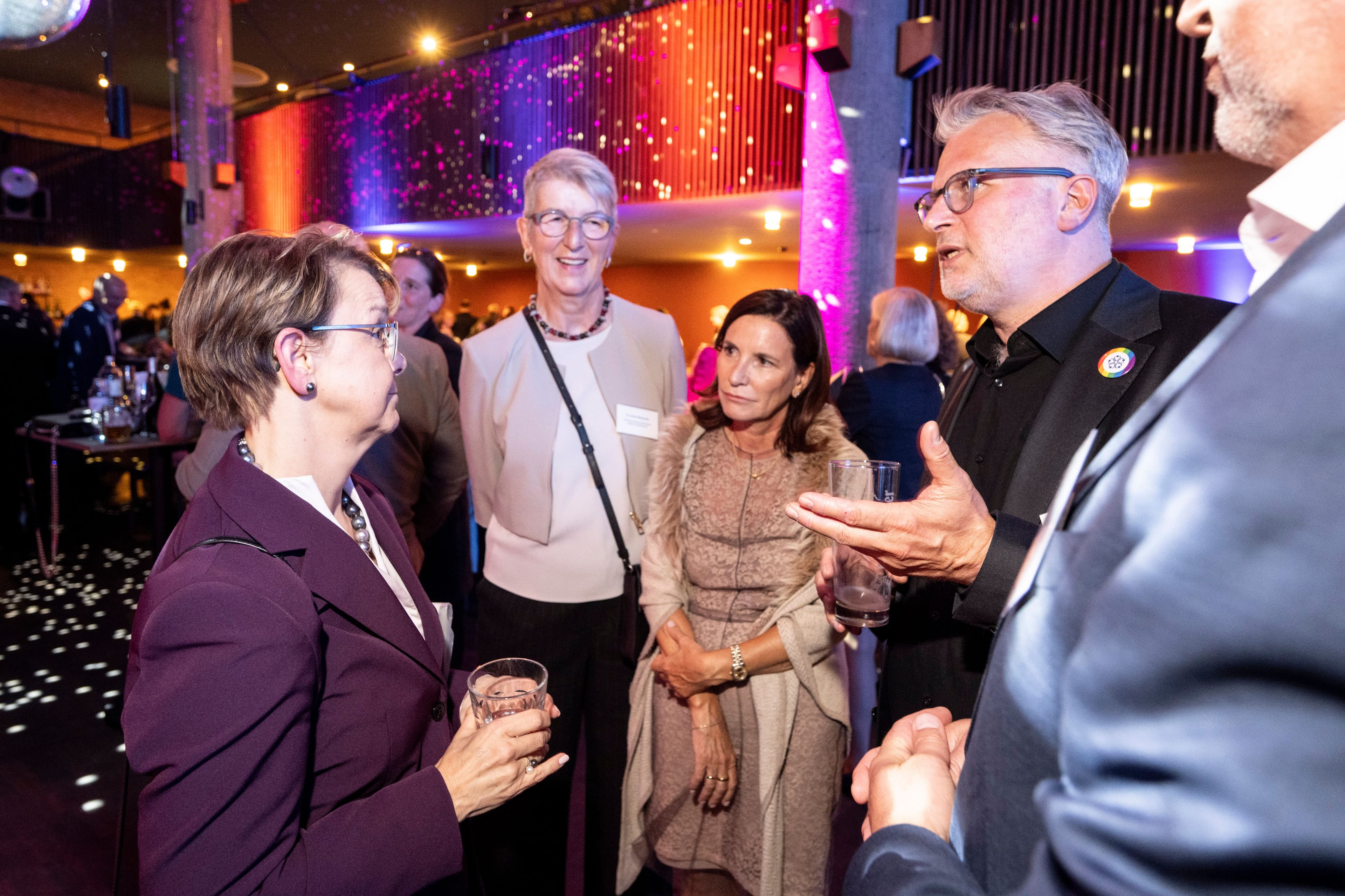Im angeregten Gespräch: BMG-Staatssekretärin Katja Kohfeld, Doris Reinhardt (KVBW), Nicola Buhlinger-Göpfarth, Markus Blumenthal-Beier (beide Hausärztinnen- und Hausärzteverband) (v.l.n.r.)