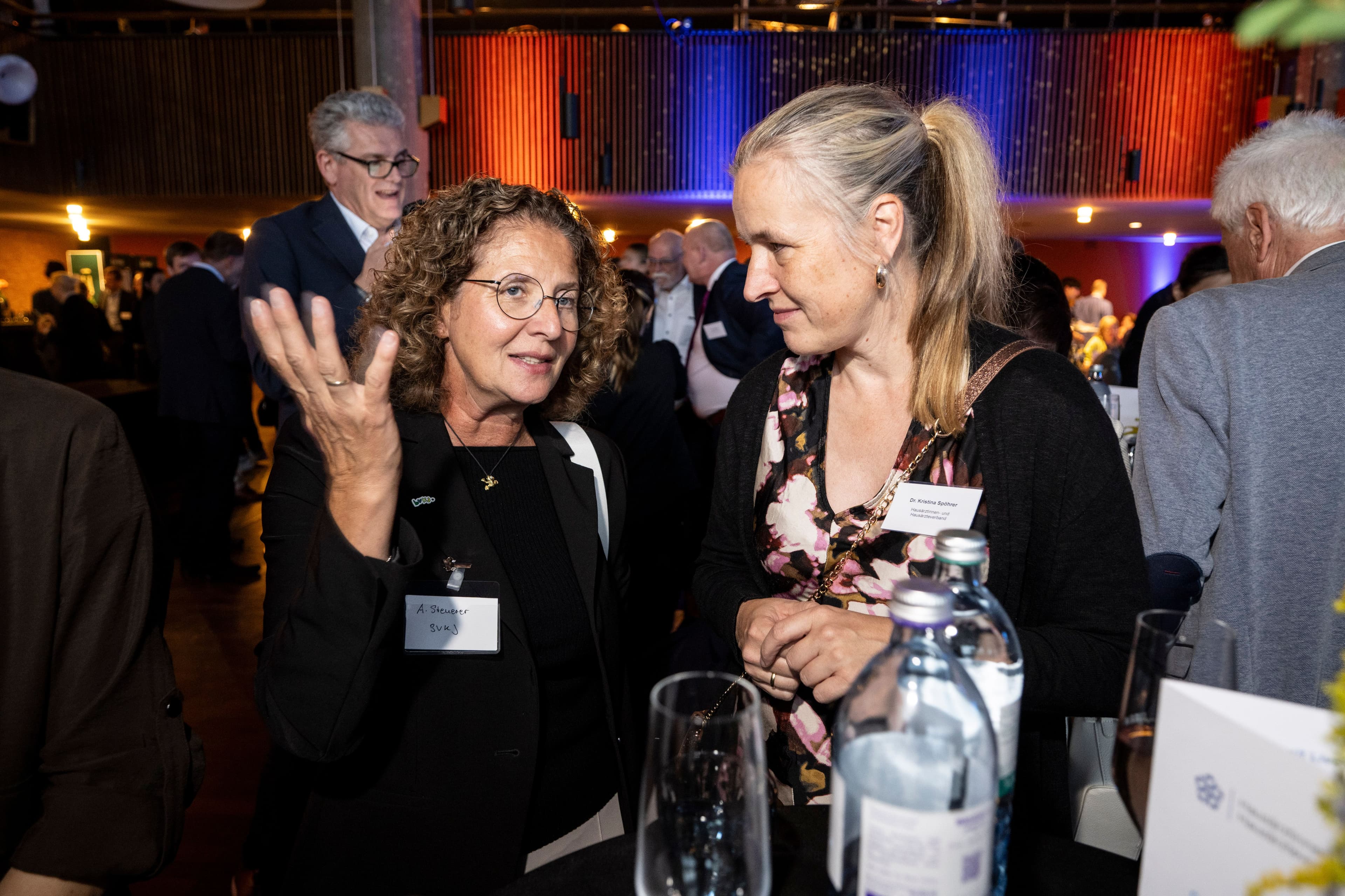 Anke Steuerer (bvkj) (l.) und Kristina Spöhrer (Hausärztinnen- und Hausärzteverband) 