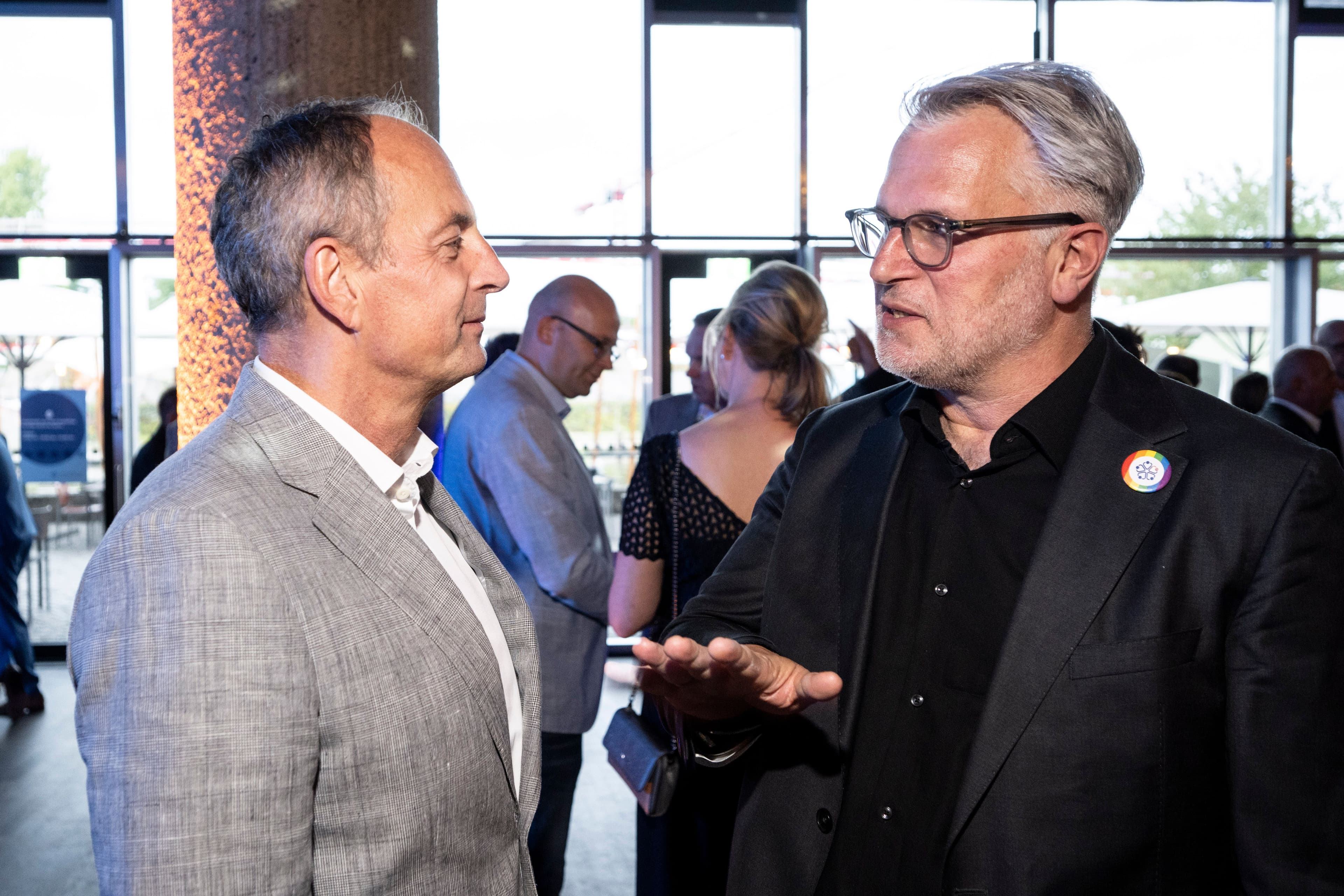 Matthias Schellenberg (apoBank) (l.) und Markus Blumenthal-Beier (Hausärztinnen- und Hausärzteverband)