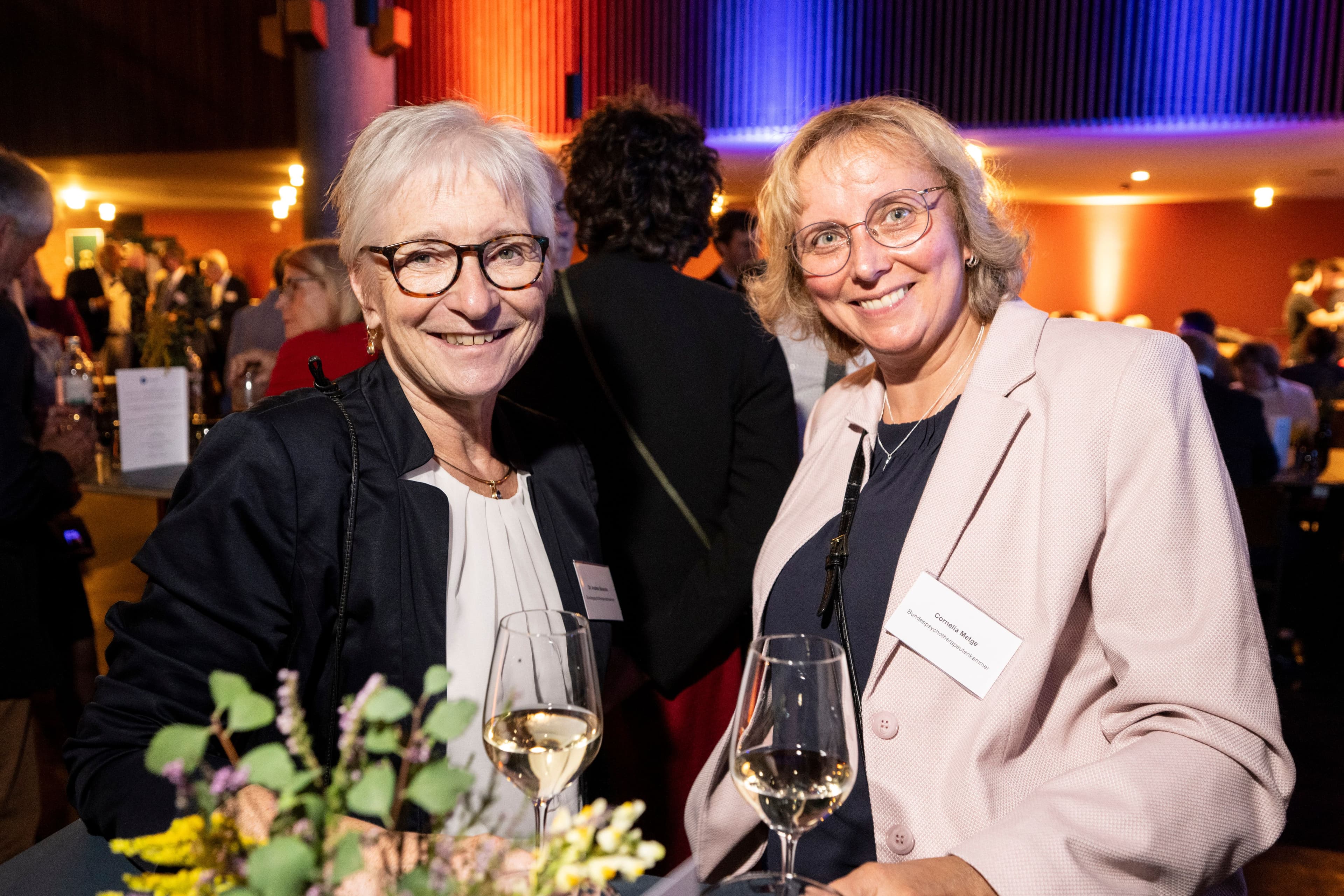 Andrea Benecke (l.) und Cornelia Metge (beide BPtK)