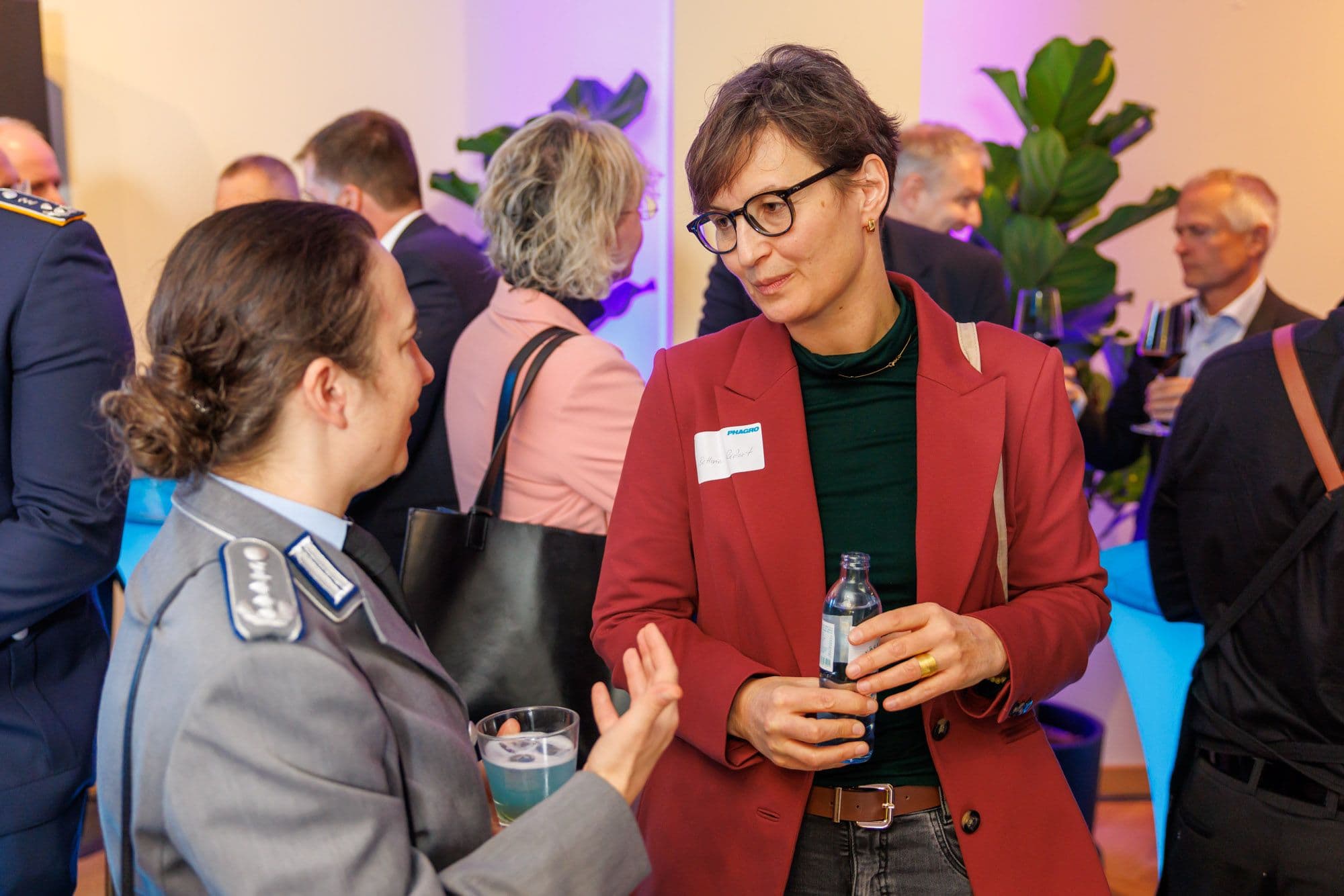 Nadja Herkert (Bundeswehr) (l.) und Bettina Redert (BMG)