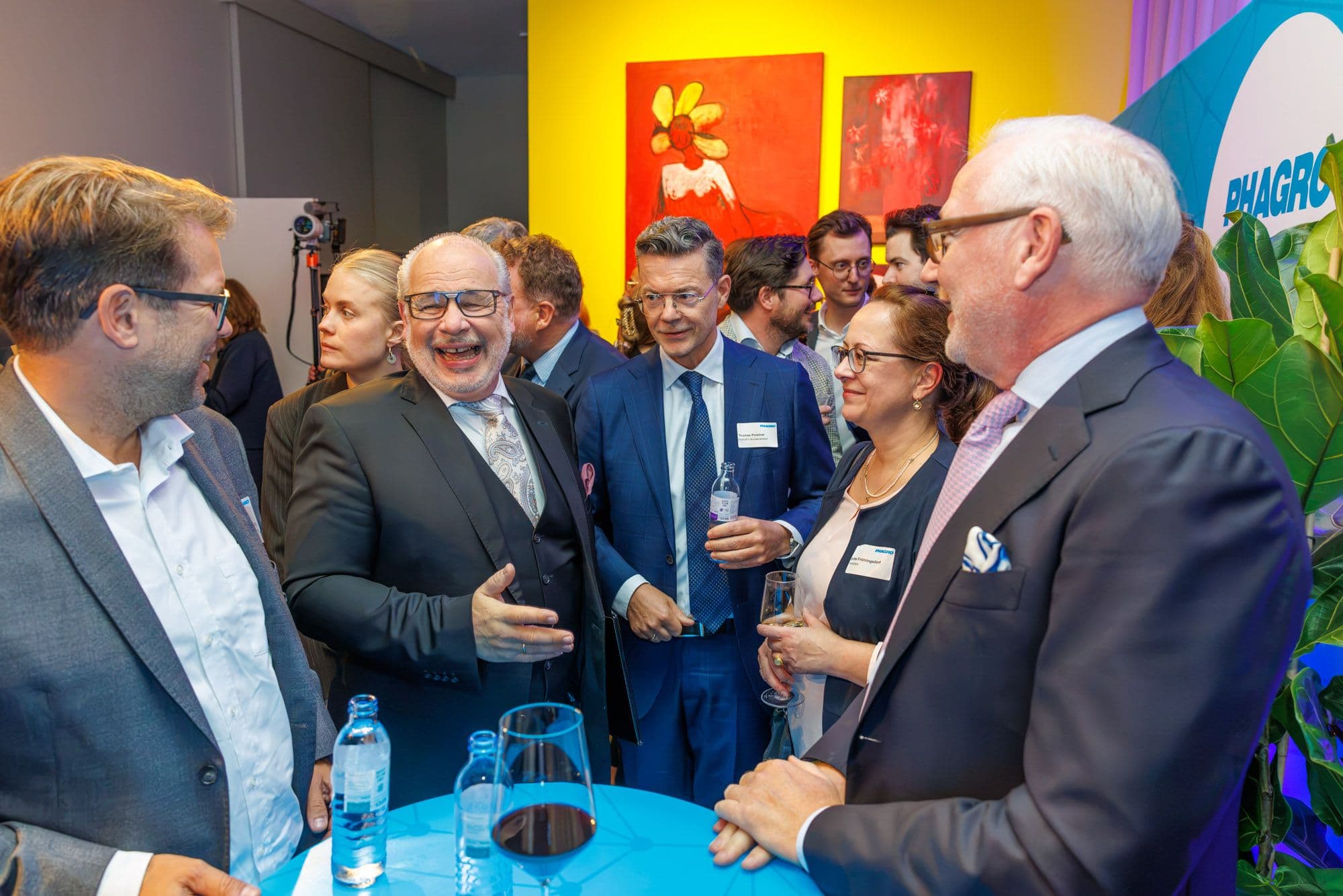 Worüber amüsiert sich wohl BMG-Staatssekretär Georg Kippels (2.v.l.)? Hier mit Sven Simons (PHOENIX) (l.), Thomas Porstner (PHAGRO) (M.), Britta Fröhlingsdorf (PHOENIX) und Marcus Freitag (PHAGRO) (r.)
