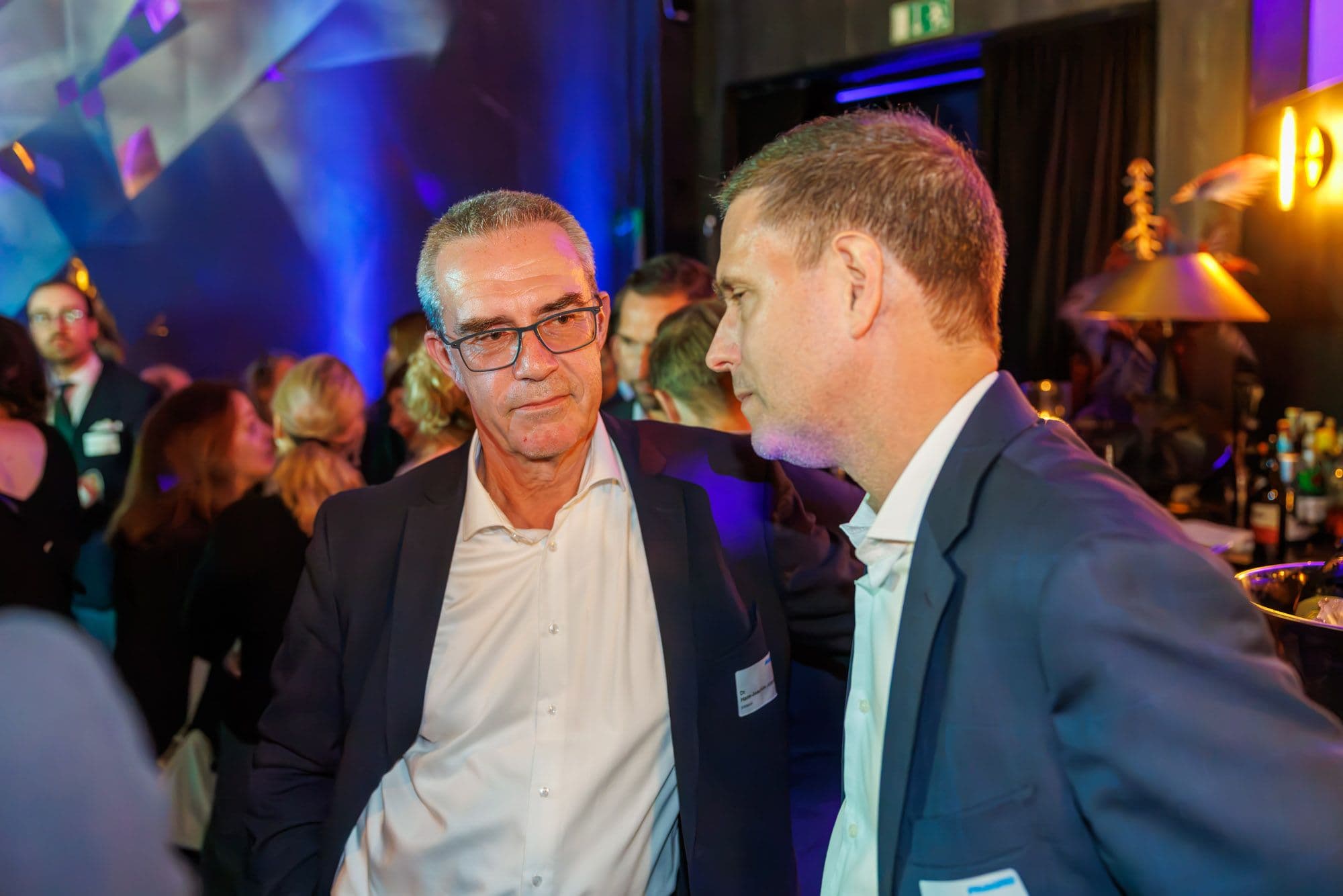 Hans-Joachim Jobelius (Jobelius Solutions) (l.) im Gespräch mit Jens Nusser (Rechtsanwalt)