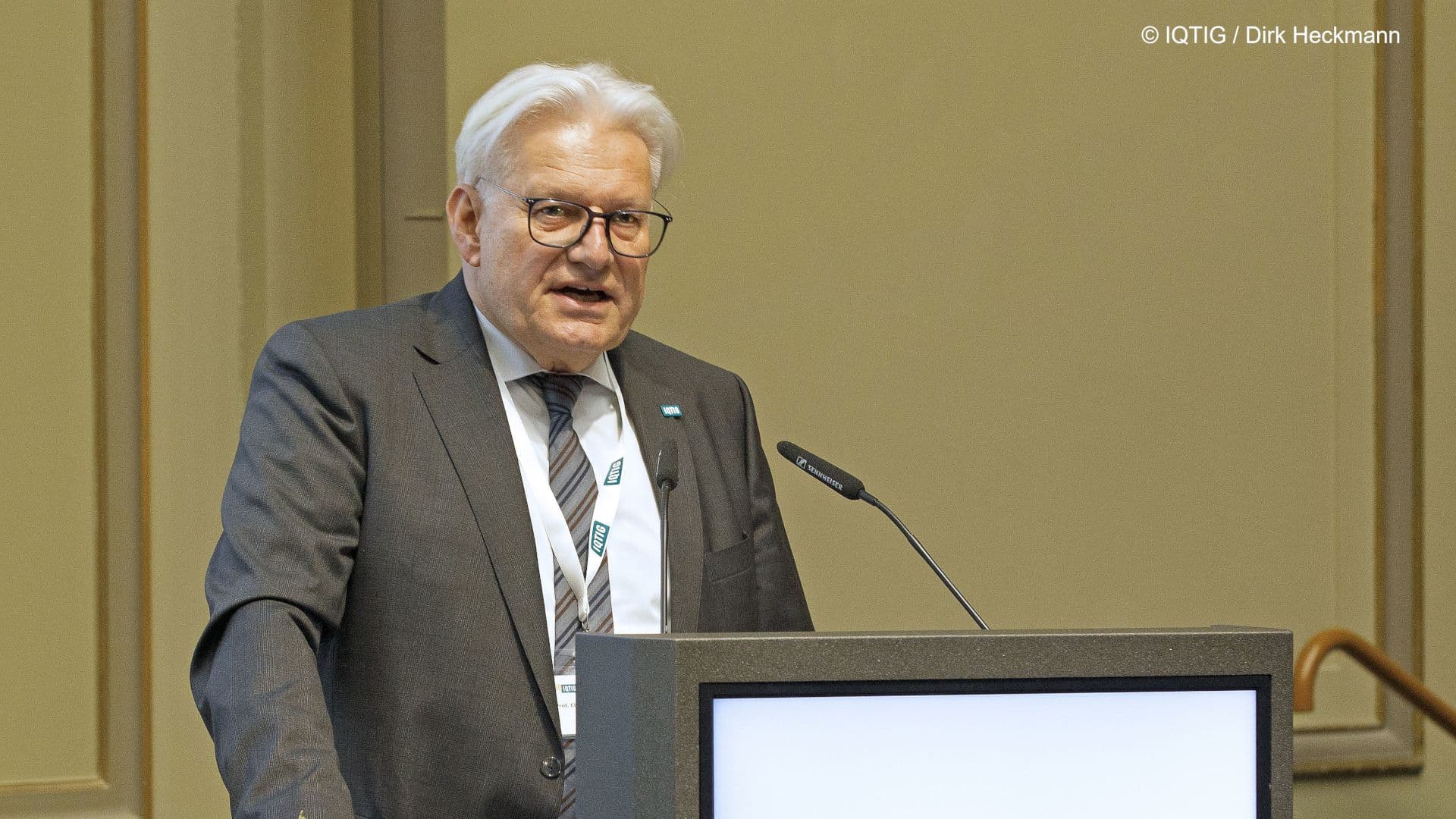 Institutsleiter Claus-Dieter Heidecke begrüßt die Gäste anlässlich des zehnjährigen Bestehens des IQTIG.